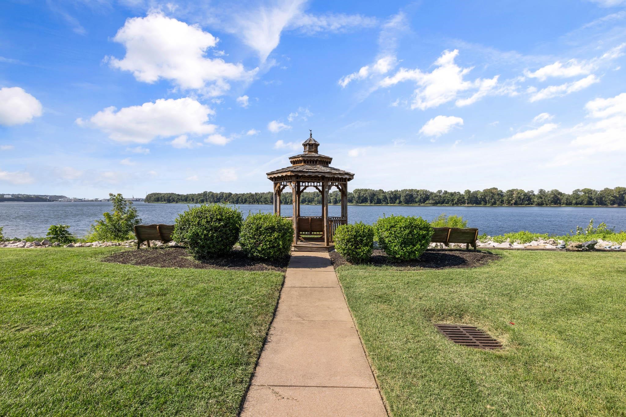 977 1st Street, Owensboro, Kentucky 42301, 2 Bedrooms Bedrooms, ,2 BathroomsBathrooms,Single Family Residence,For Sale,1st Street,94579