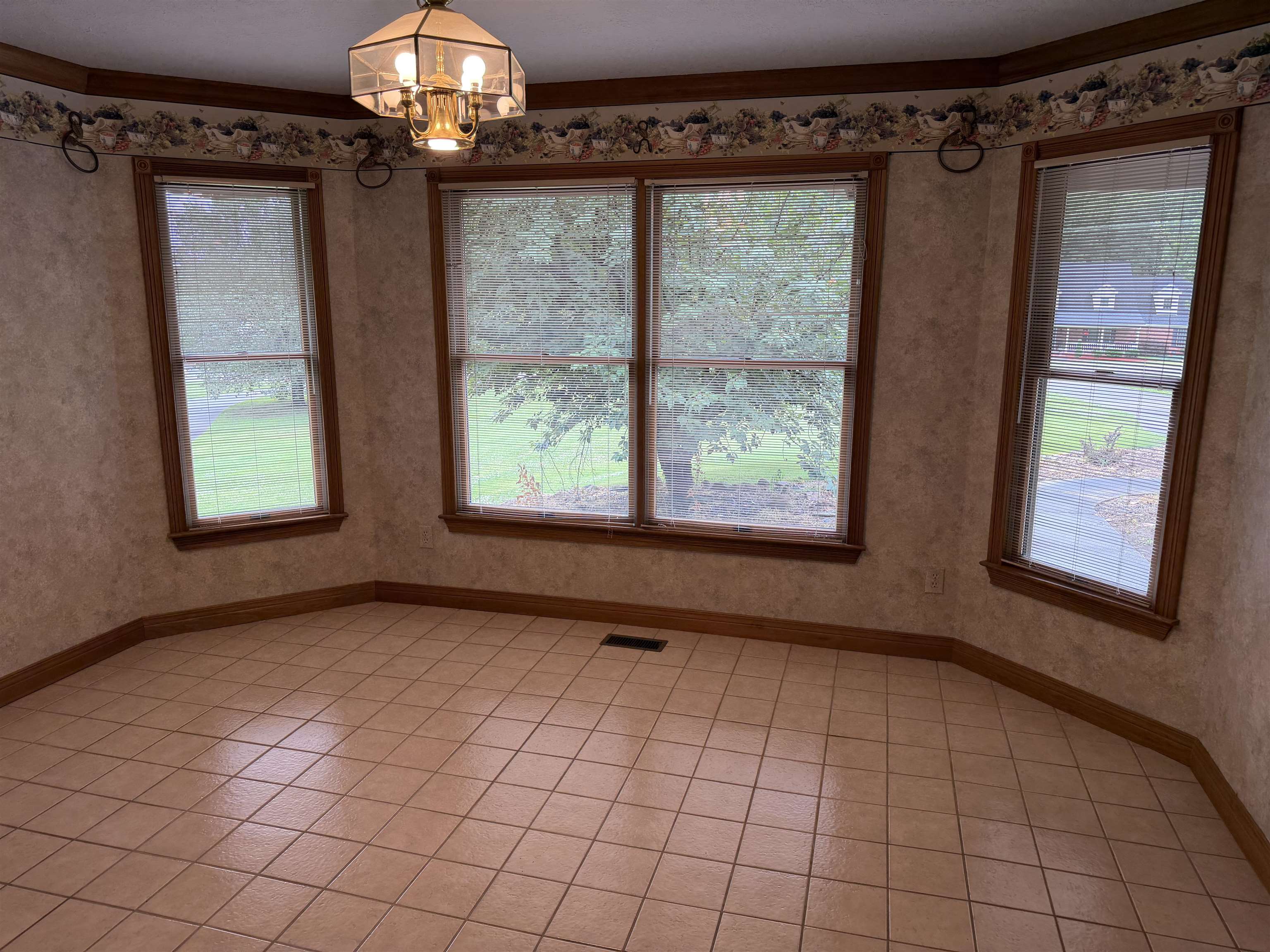 1835 Hacienda Lane, Owensboro, Kentucky 42303, 4 Bedrooms Bedrooms, ,3 BathroomsBathrooms,Single Family Residence,For Sale,Hacienda Lane,94587
