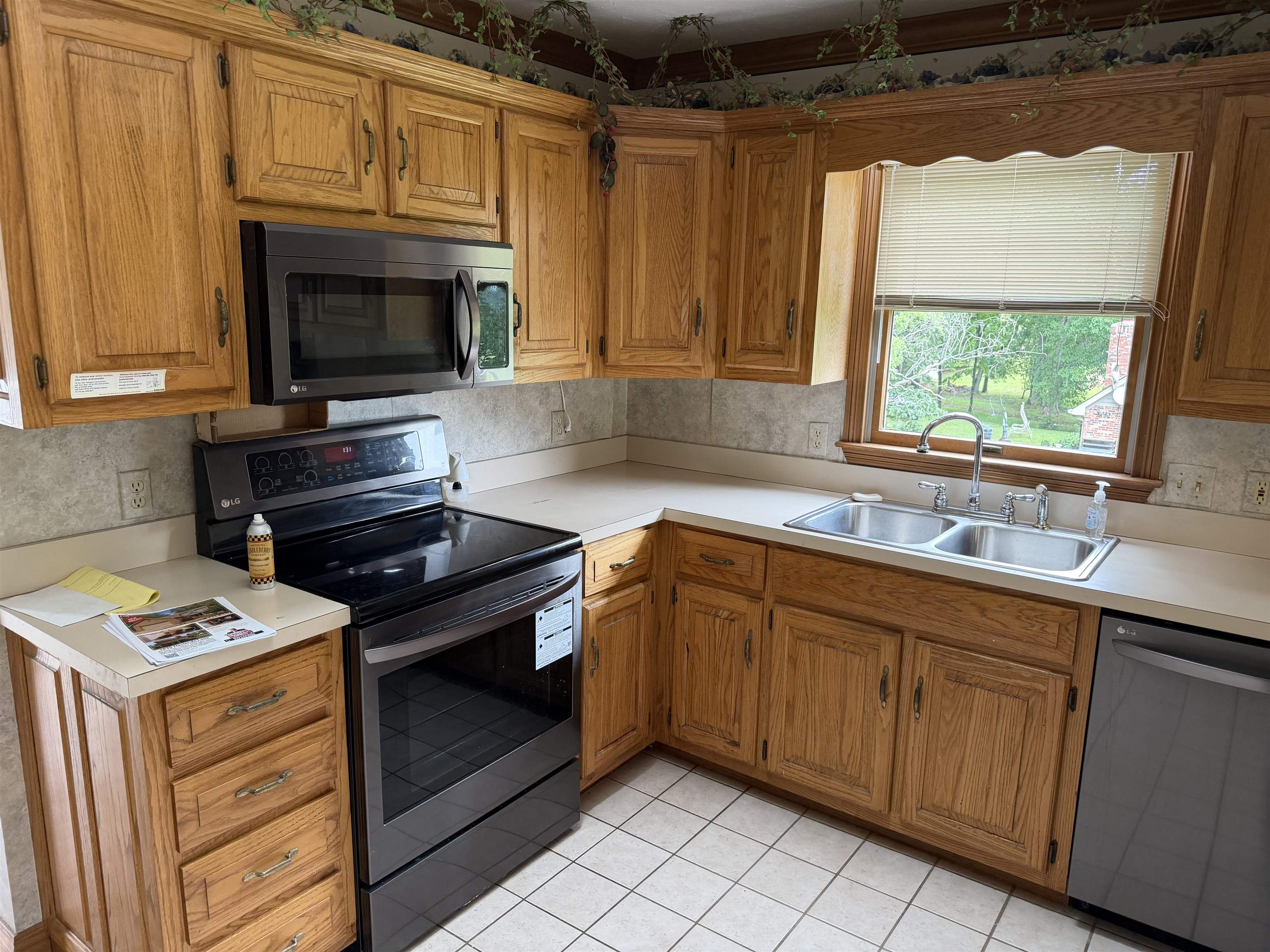 1835 Hacienda Lane, Owensboro, Kentucky 42303, 4 Bedrooms Bedrooms, ,3 BathroomsBathrooms,Single Family Residence,For Sale,Hacienda Lane,94587