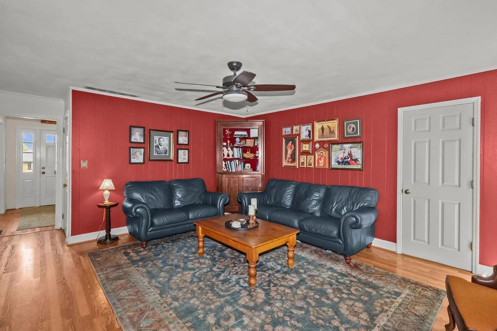 2028 Crestwood Dr, Owensboro, Kentucky 42301, 3 Bedrooms Bedrooms, ,2 BathroomsBathrooms,Single Family Residence,For Sale,Crestwood Dr,94606