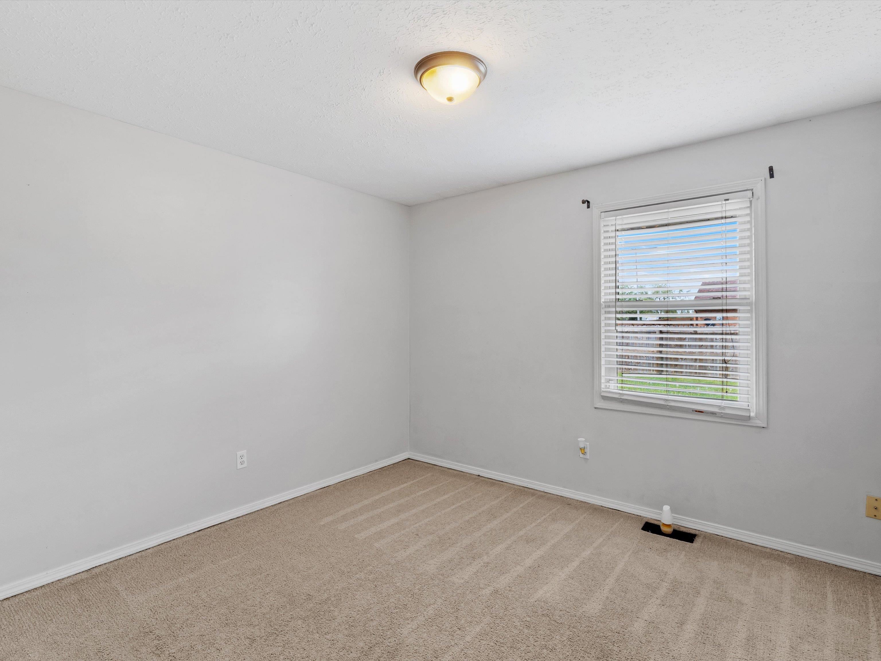 2447 Thornton Ave, Owensboro, Kentucky 42301, 3 Bedrooms Bedrooms, ,2 BathroomsBathrooms,Single Family Residence,For Sale,Thornton Ave,94611