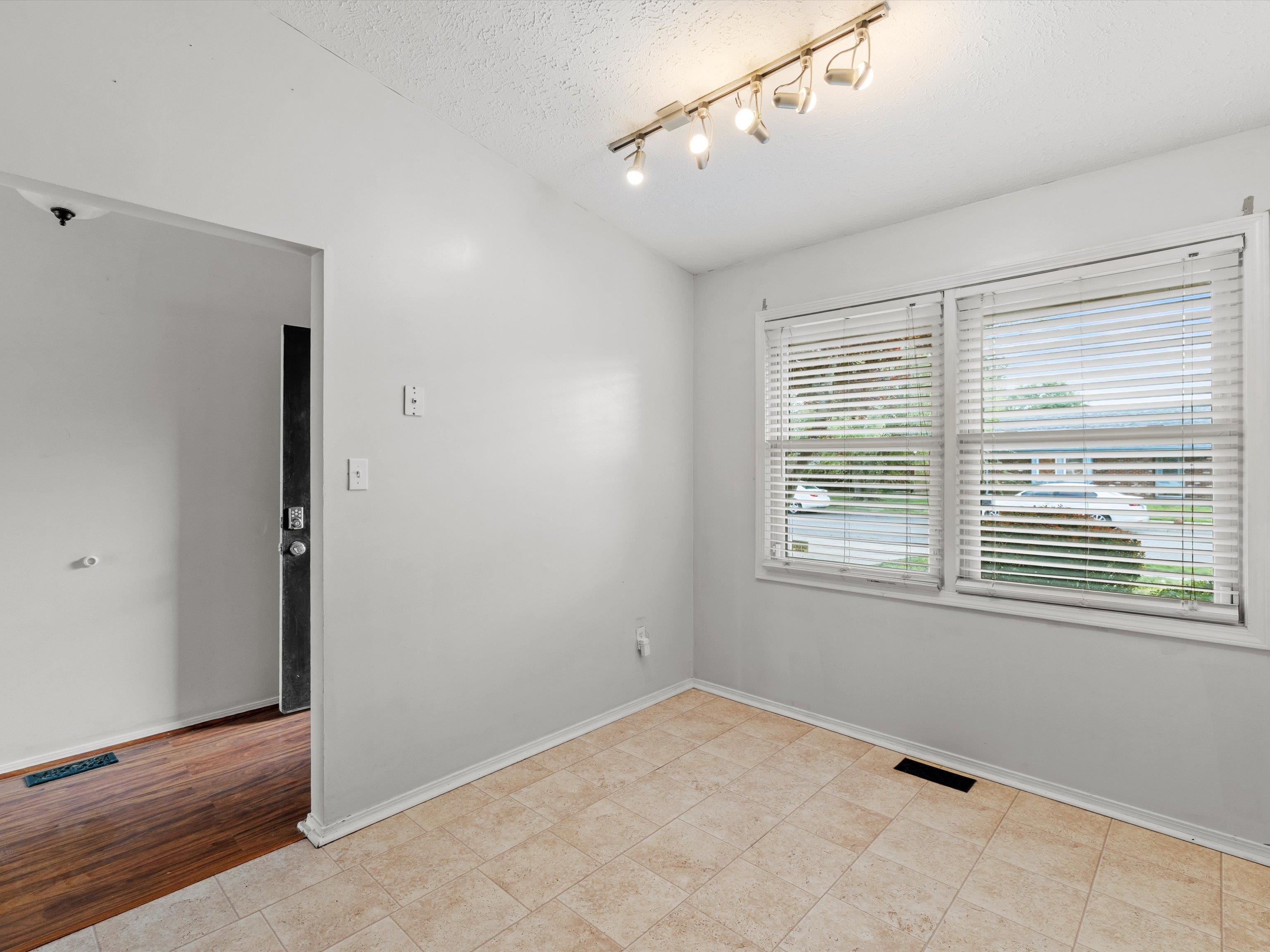 2447 Thornton Ave, Owensboro, Kentucky 42301, 3 Bedrooms Bedrooms, ,2 BathroomsBathrooms,Single Family Residence,For Sale,Thornton Ave,94611