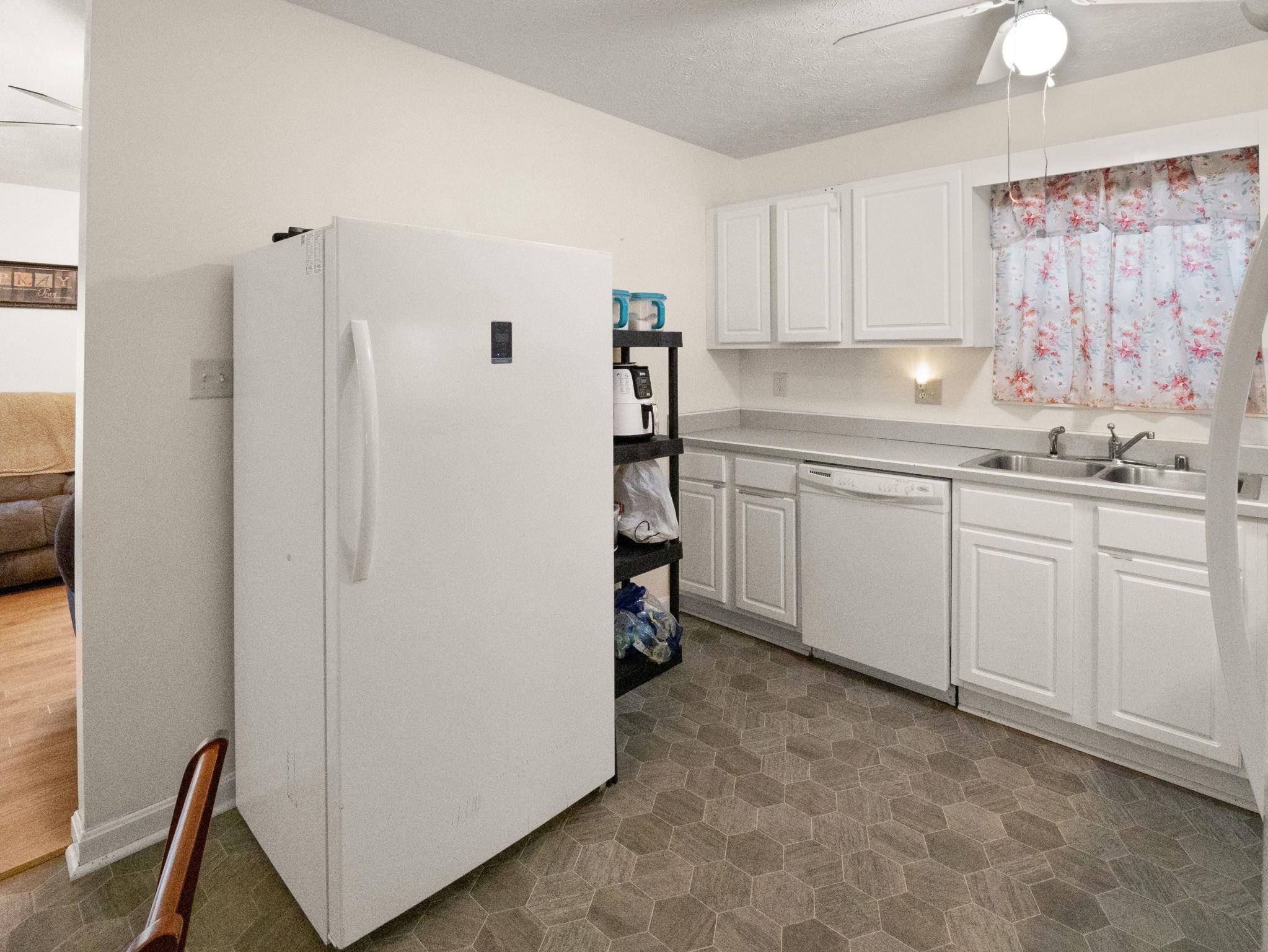 1910 15th Street, Owensboro, Kentucky 42303, 3 Bedrooms Bedrooms, ,2 BathroomsBathrooms,Single Family Residence,For Sale,15th Street,94622