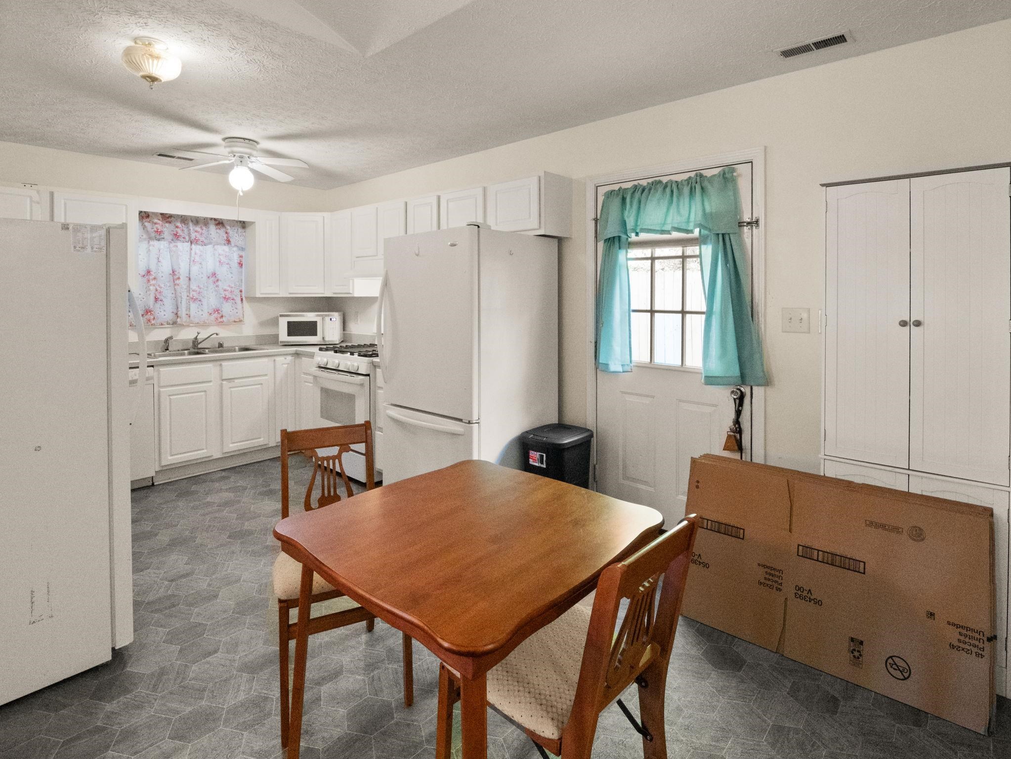 1910 15th Street, Owensboro, Kentucky 42303, 3 Bedrooms Bedrooms, ,2 BathroomsBathrooms,Single Family Residence,For Sale,15th Street,94622
