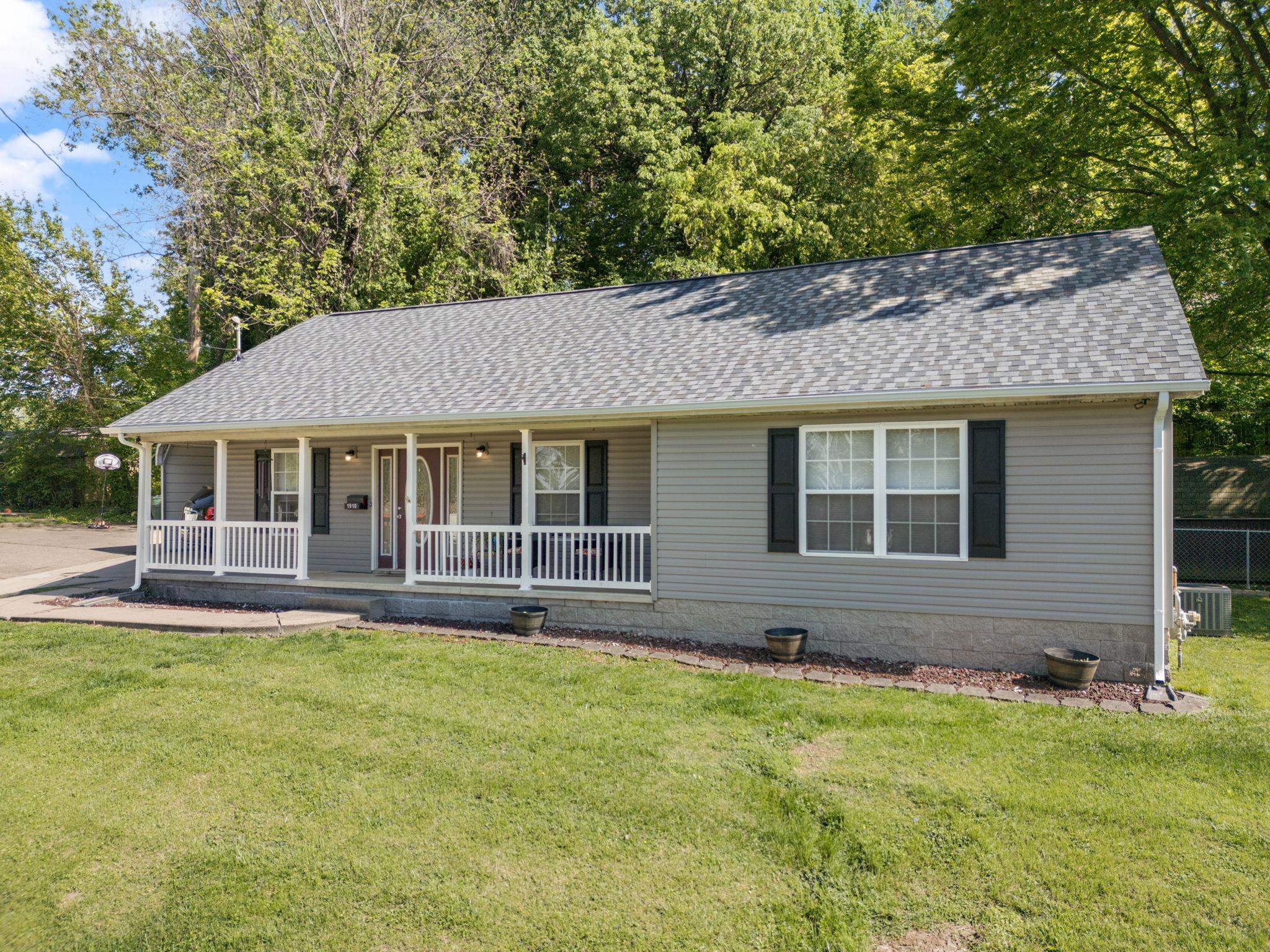 1910 15th Street, Owensboro, Kentucky 42303, 3 Bedrooms Bedrooms, ,2 BathroomsBathrooms,Single Family Residence,For Sale,15th Street,94622