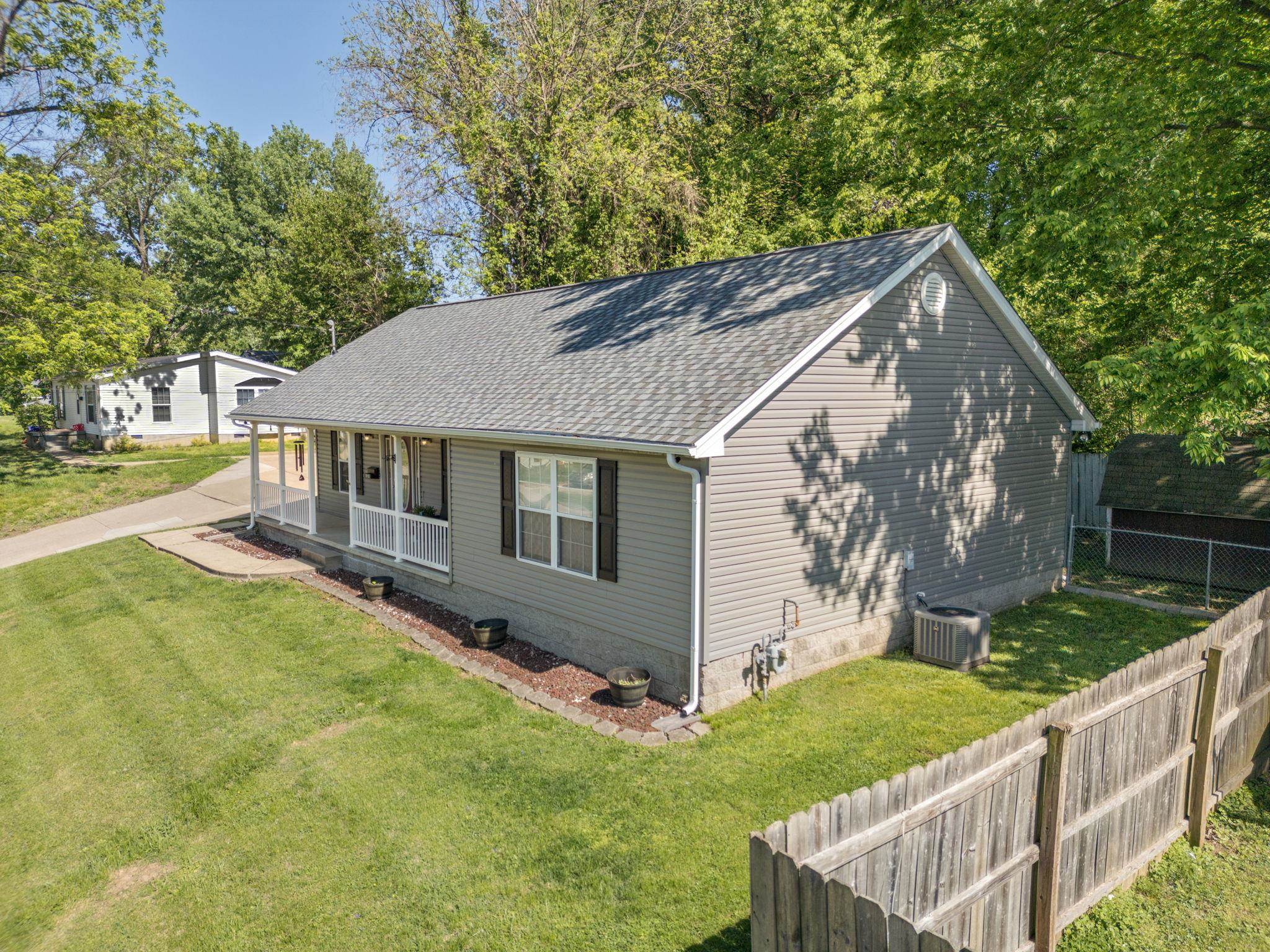 1910 15th Street, Owensboro, Kentucky 42303, 3 Bedrooms Bedrooms, ,2 BathroomsBathrooms,Single Family Residence,For Sale,15th Street,94622