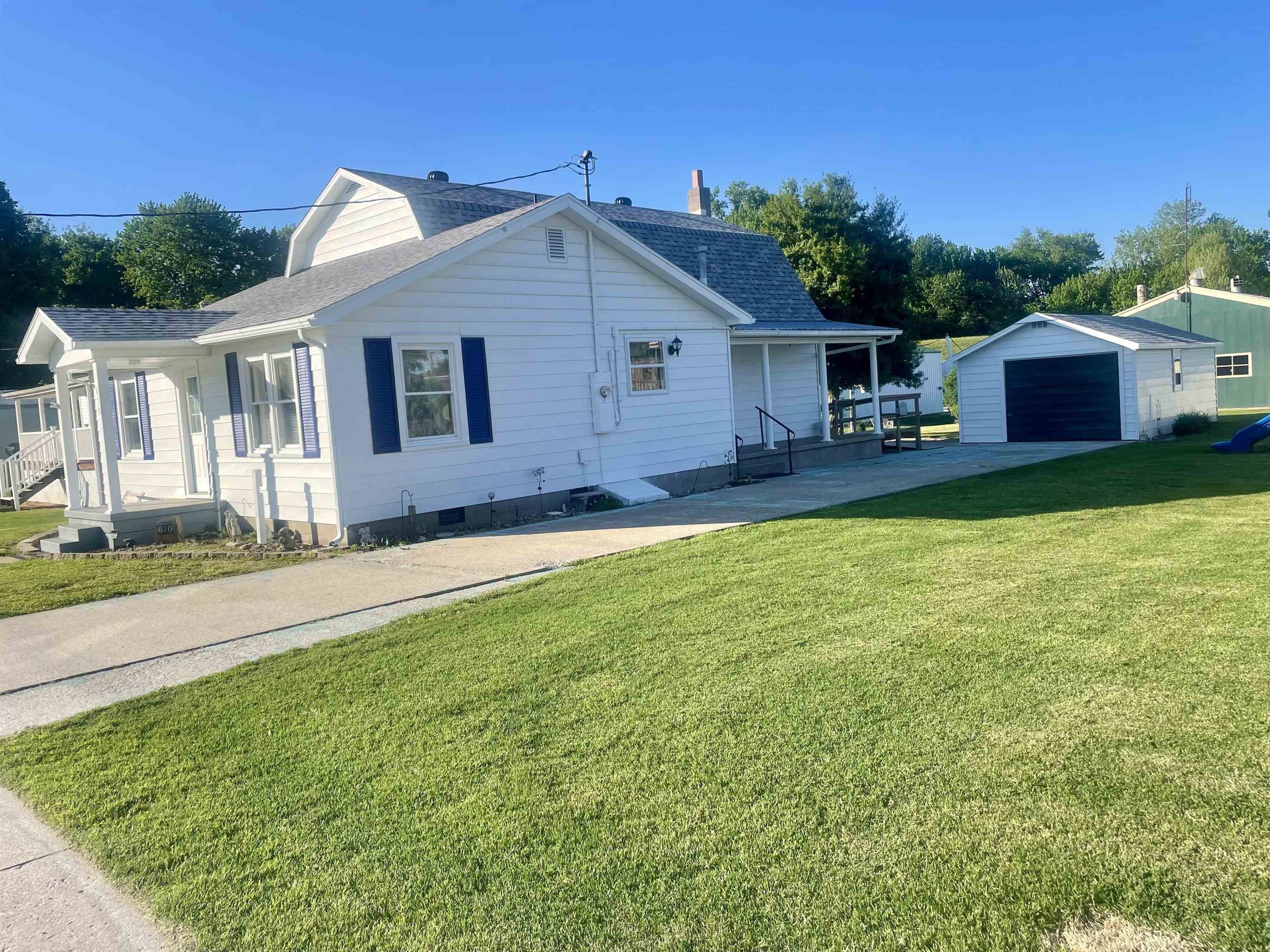 670 Main St, Hawesville, Kentucky 42348, 4 Bedrooms Bedrooms, ,1 BathroomBathrooms,Single Family Residence,For Sale,Main St,94640