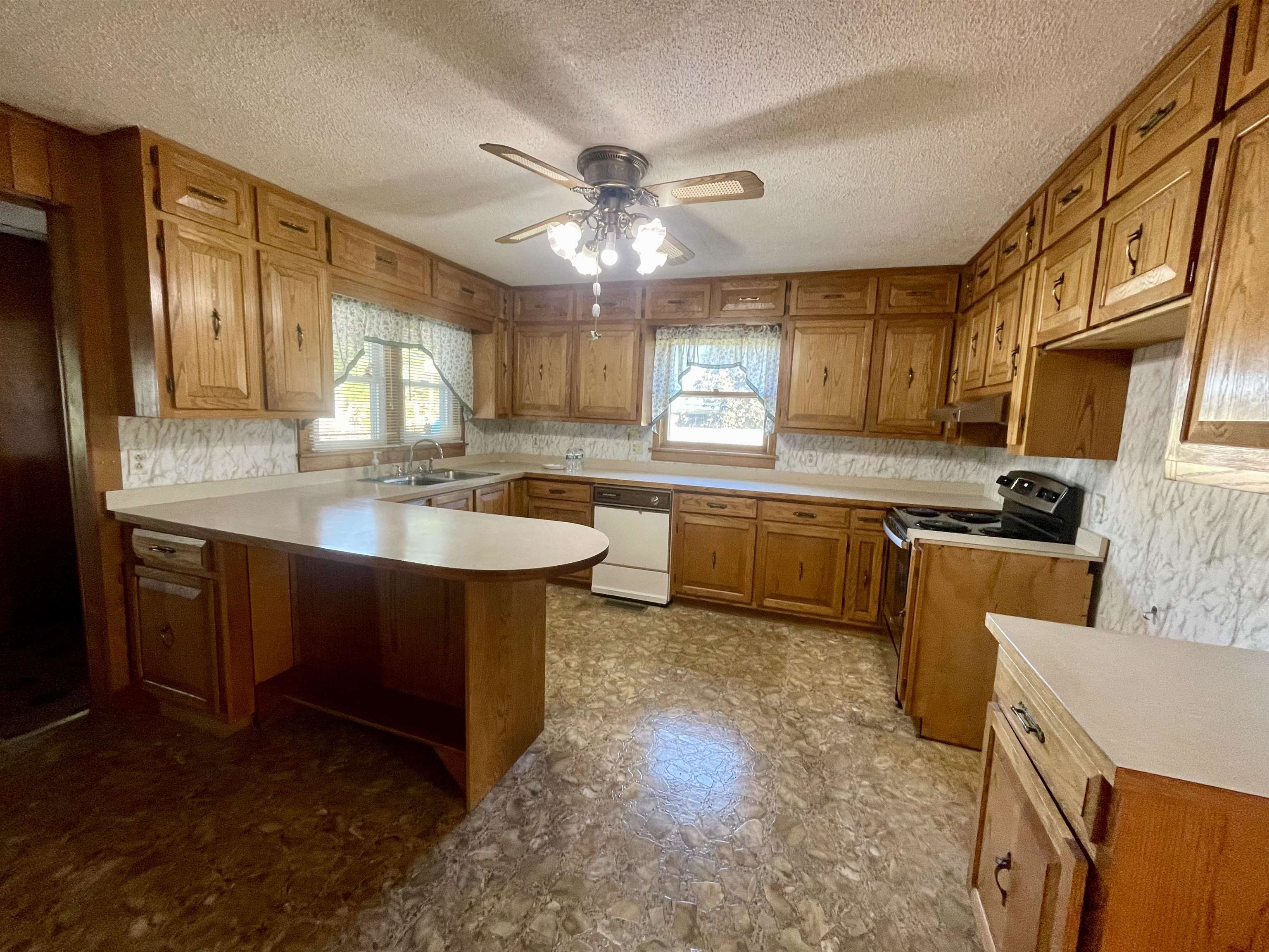 670 Main St, Hawesville, Kentucky 42348, 4 Bedrooms Bedrooms, ,1 BathroomBathrooms,Single Family Residence,For Sale,Main St,94640