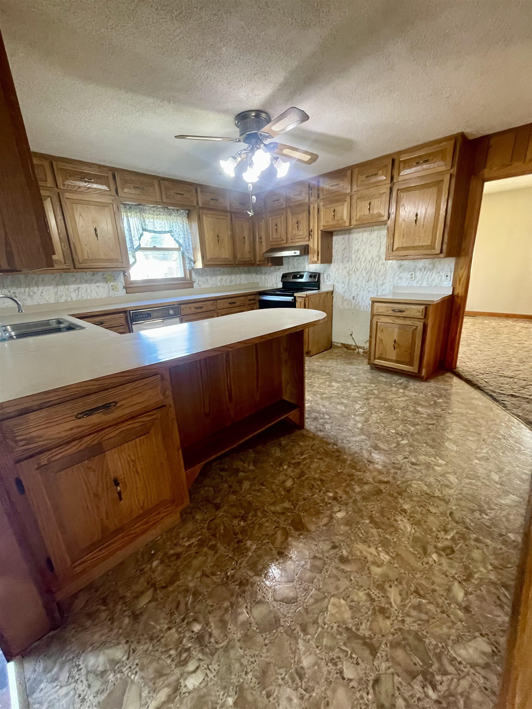 670 Main St, Hawesville, Kentucky 42348, 4 Bedrooms Bedrooms, ,1 BathroomBathrooms,Single Family Residence,For Sale,Main St,94640