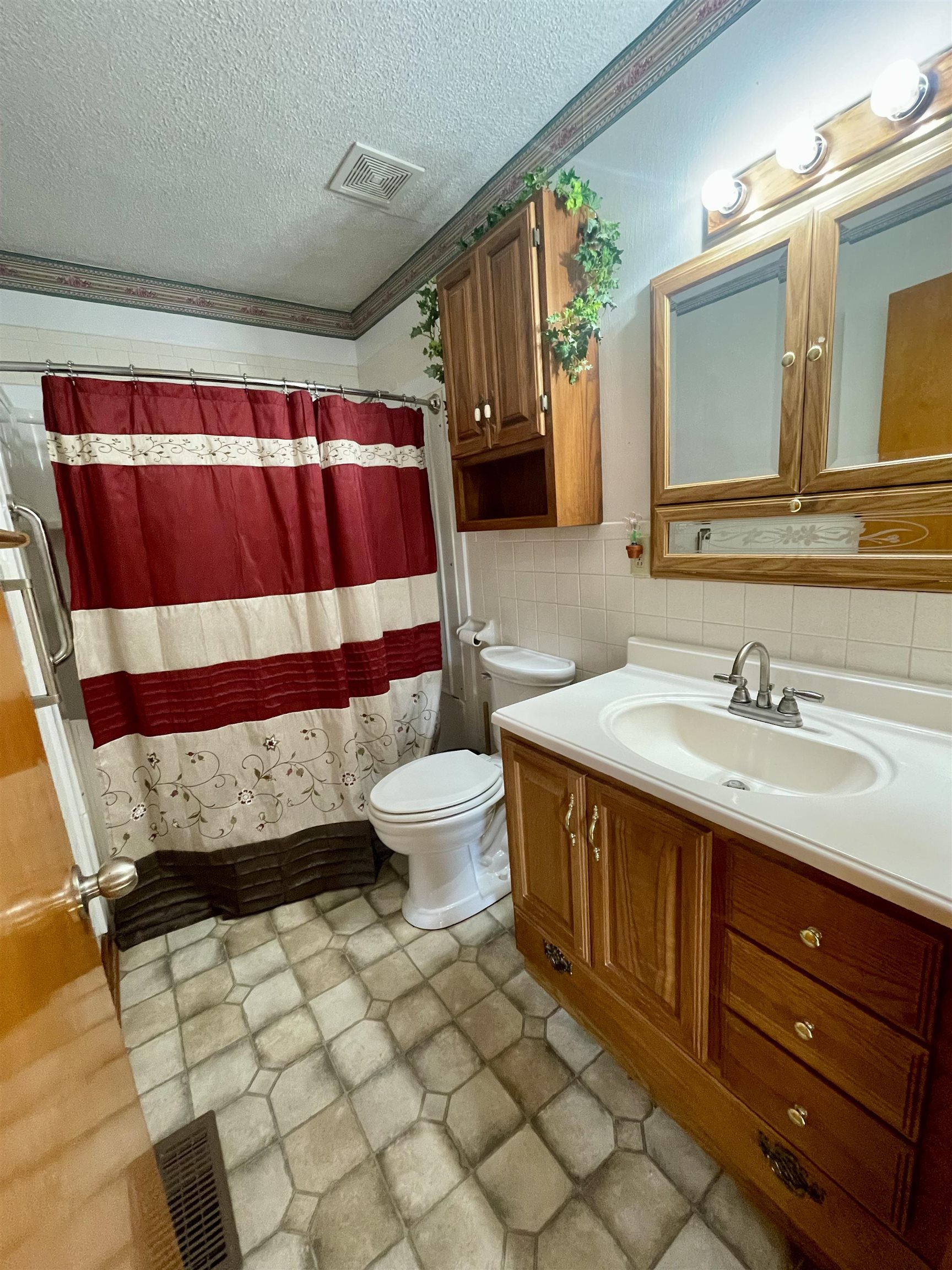 670 Main St, Hawesville, Kentucky 42348, 4 Bedrooms Bedrooms, ,1 BathroomBathrooms,Single Family Residence,For Sale,Main St,94640