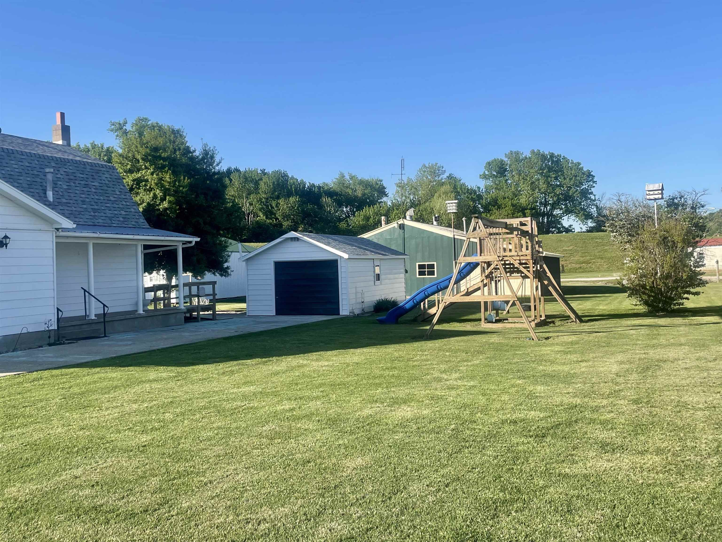 670 Main St, Hawesville, Kentucky 42348, 4 Bedrooms Bedrooms, ,1 BathroomBathrooms,Single Family Residence,For Sale,Main St,94640