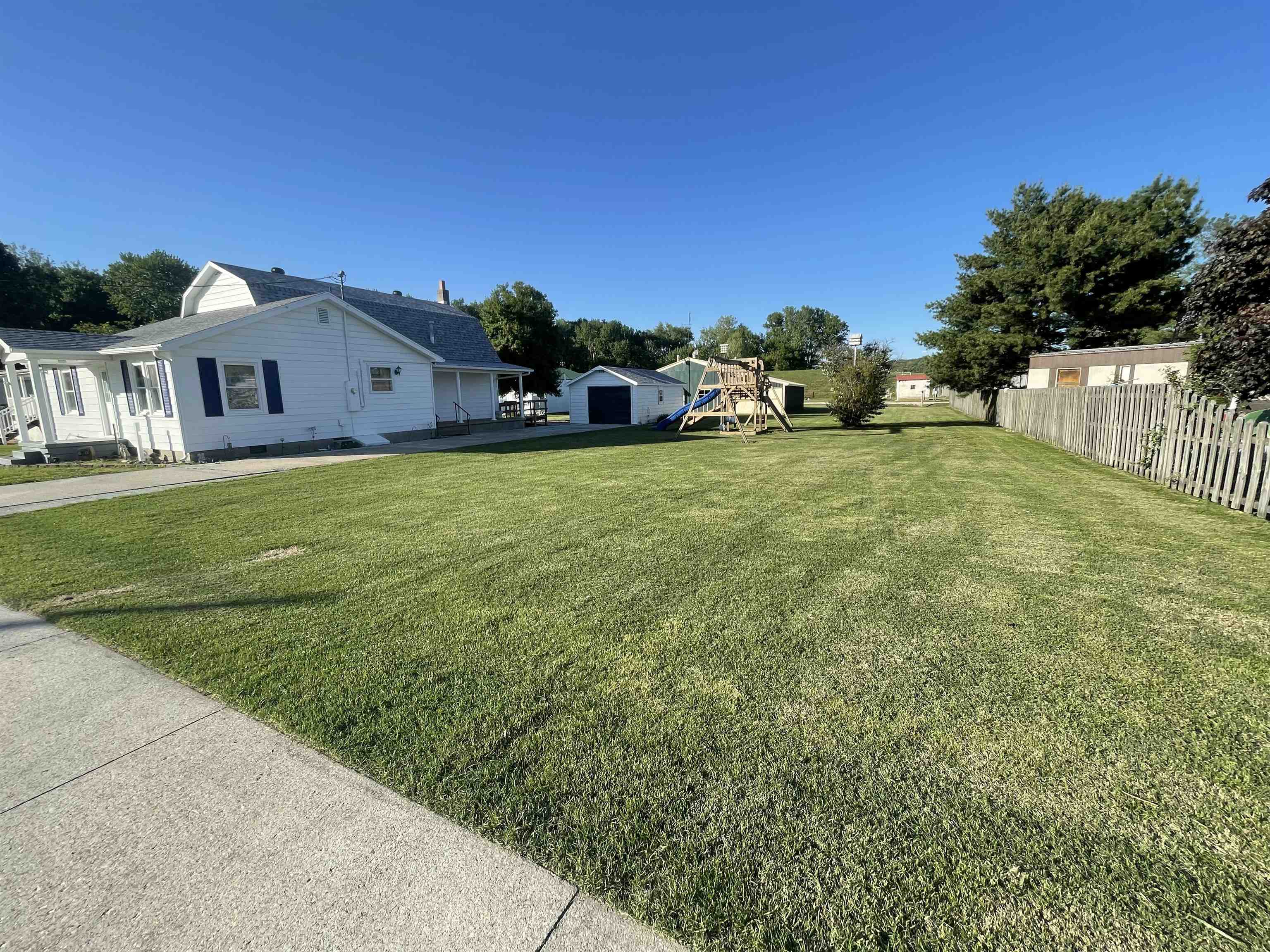 670 Main St, Hawesville, Kentucky 42348, 4 Bedrooms Bedrooms, ,1 BathroomBathrooms,Single Family Residence,For Sale,Main St,94640