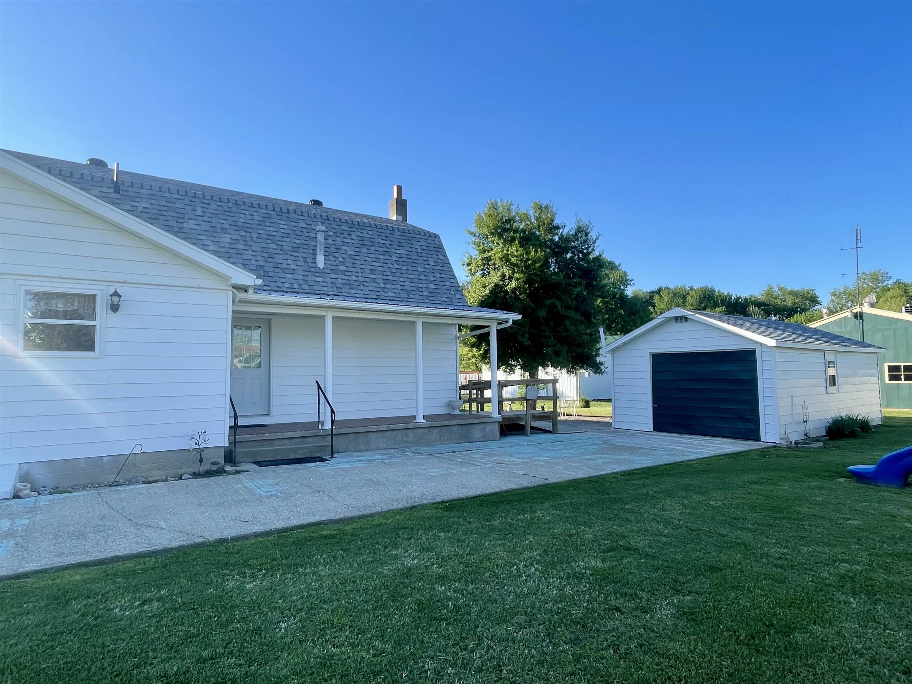 670 Main St, Hawesville, Kentucky 42348, 4 Bedrooms Bedrooms, ,1 BathroomBathrooms,Single Family Residence,For Sale,Main St,94640