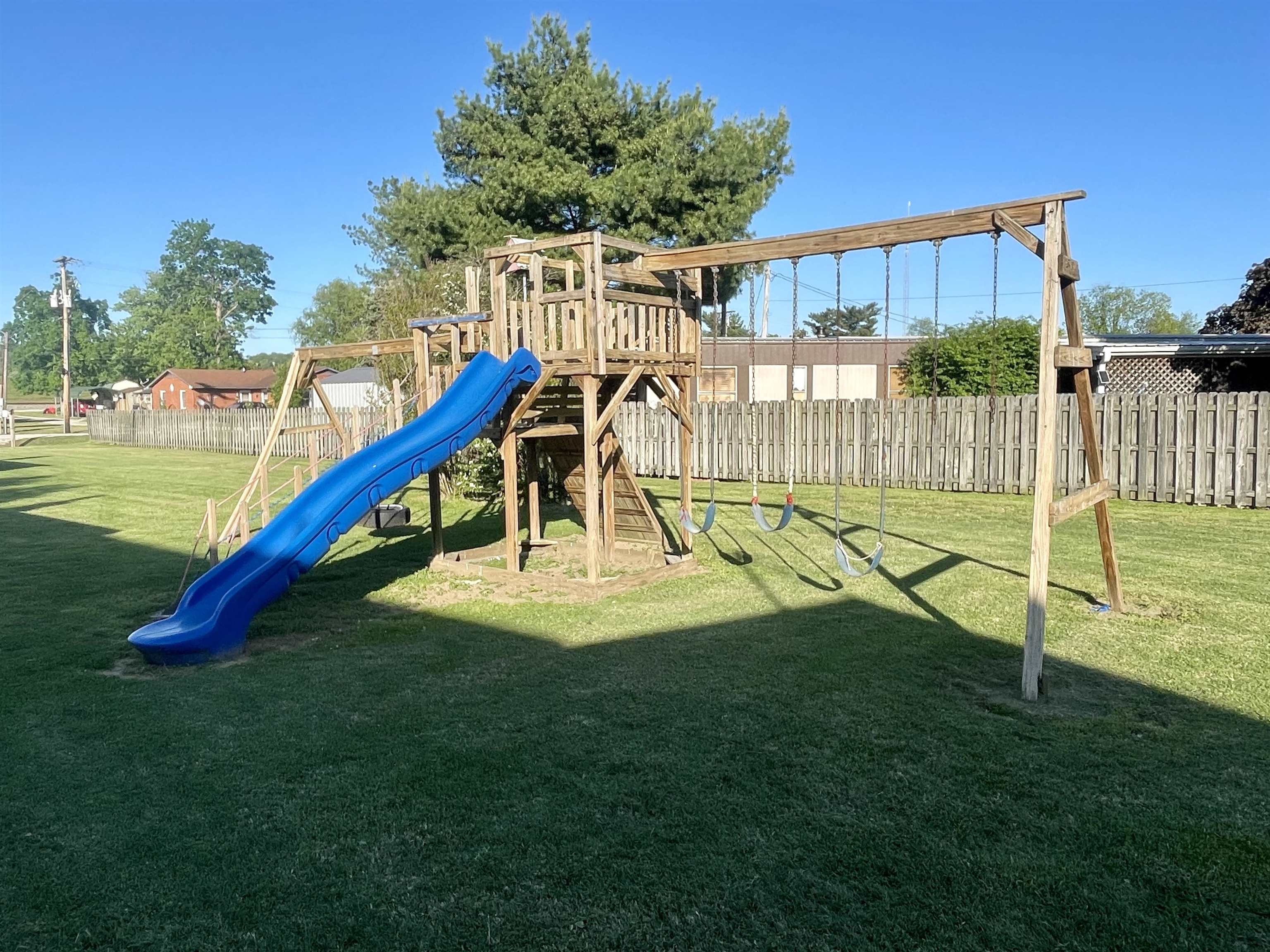 670 Main St, Hawesville, Kentucky 42348, 4 Bedrooms Bedrooms, ,1 BathroomBathrooms,Single Family Residence,For Sale,Main St,94640