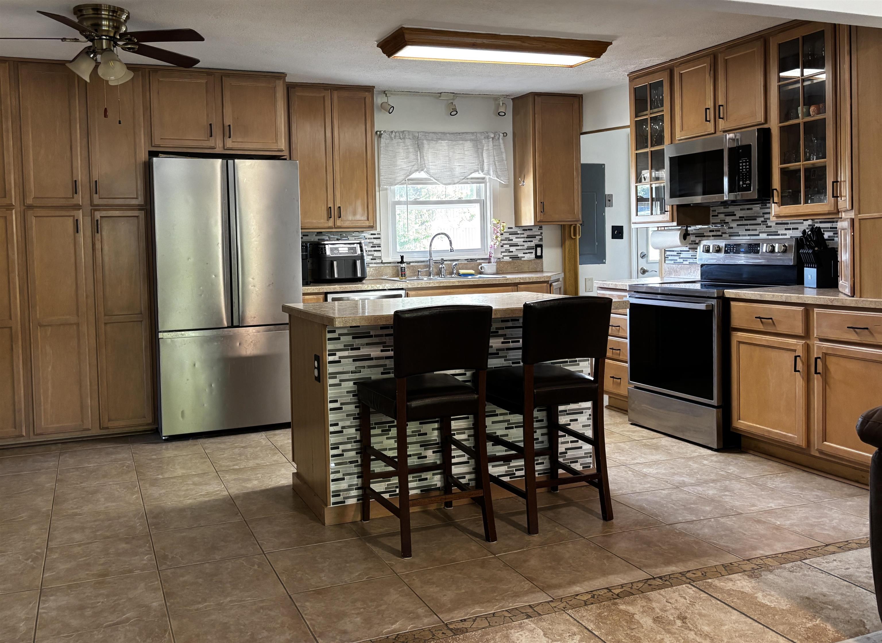 4624 W 5th Street Road, Owensboro, Kentucky 42301, 3 Bedrooms Bedrooms, ,2 BathroomsBathrooms,Single Family Residence,For Sale,W 5th Street Road,94680