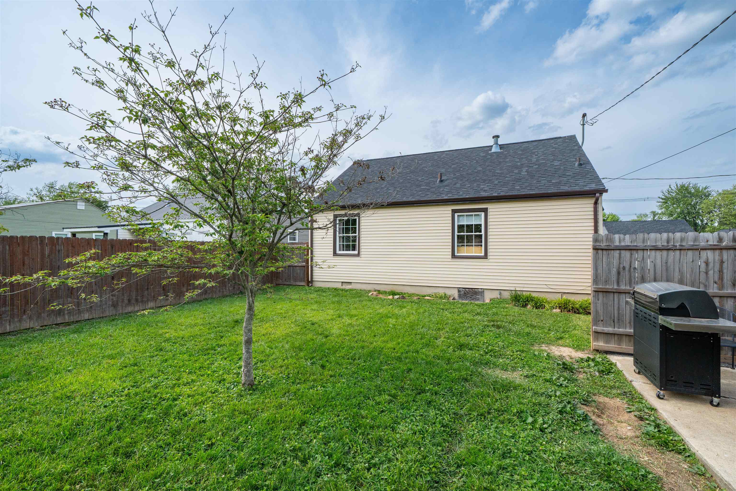 1824 Sunset Drive, Owensboro, Kentucky 42301, 2 Bedrooms Bedrooms, ,1 BathroomBathrooms,Single Family Residence,For Sale,Sunset Drive,94761