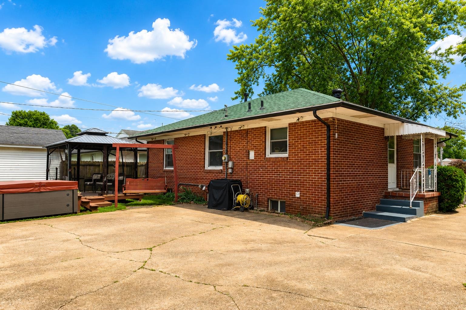 301 Redbud Road, Owensboro, Kentucky 42303-2463, 4 Bedrooms Bedrooms, ,2 BathroomsBathrooms,Single Family Residence,For Sale,Redbud Road,94881
