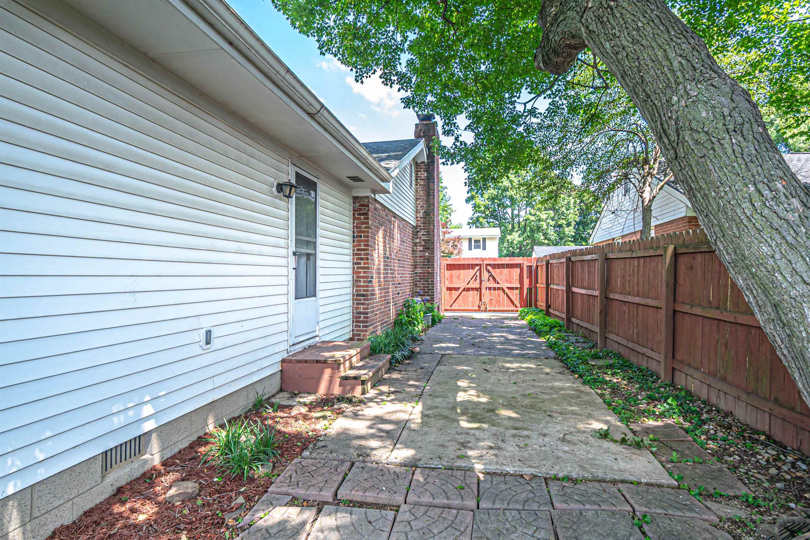 632 Amherst Dr, Owensboro, Kentucky 42303-7301, 4 Bedrooms Bedrooms, ,1 BathroomBathrooms,Single Family Residence,For Sale,Amherst Dr,94963