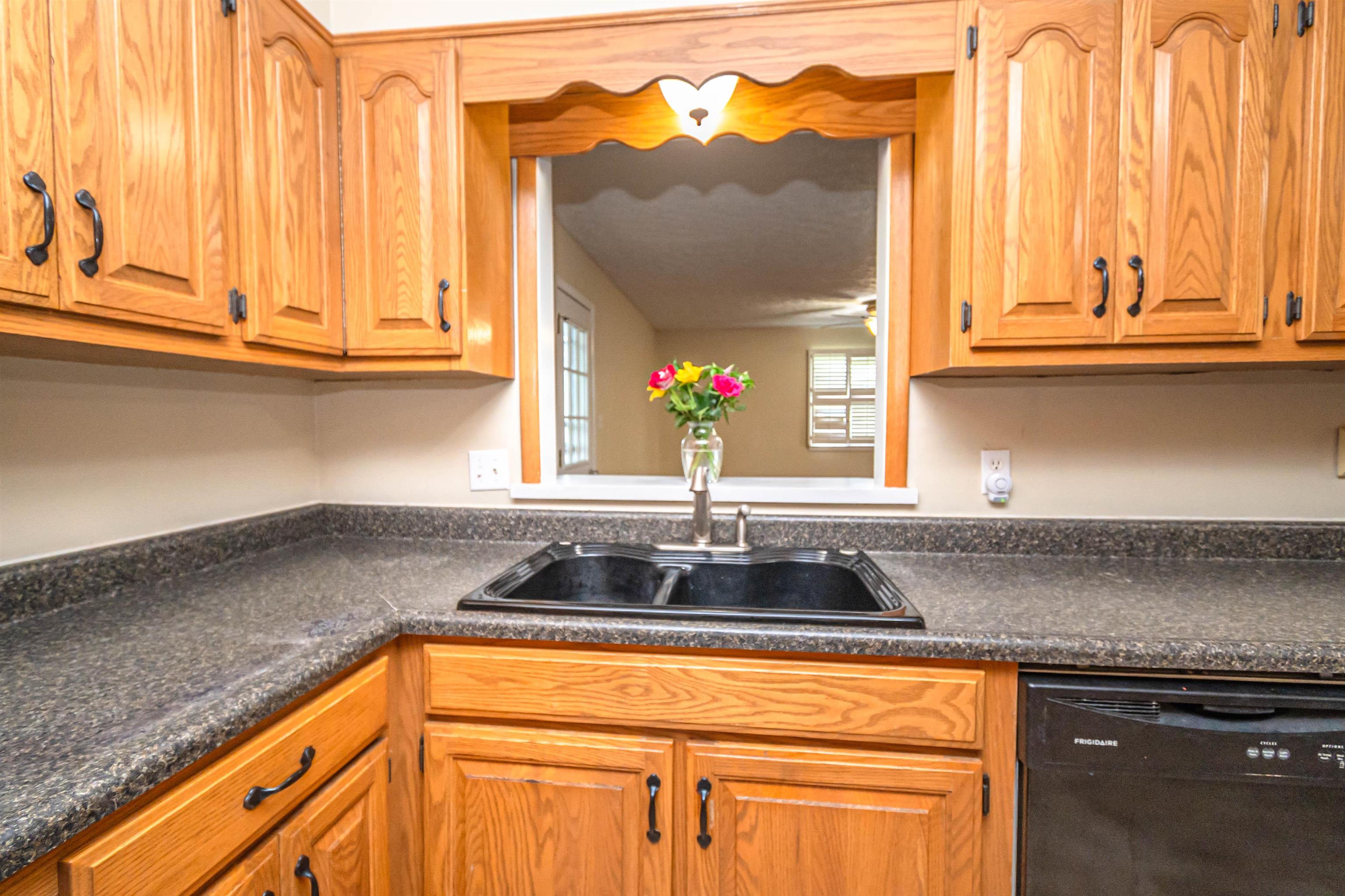632 Amherst Dr, Owensboro, Kentucky 42303-7301, 4 Bedrooms Bedrooms, ,1 BathroomBathrooms,Single Family Residence,For Sale,Amherst Dr,94963