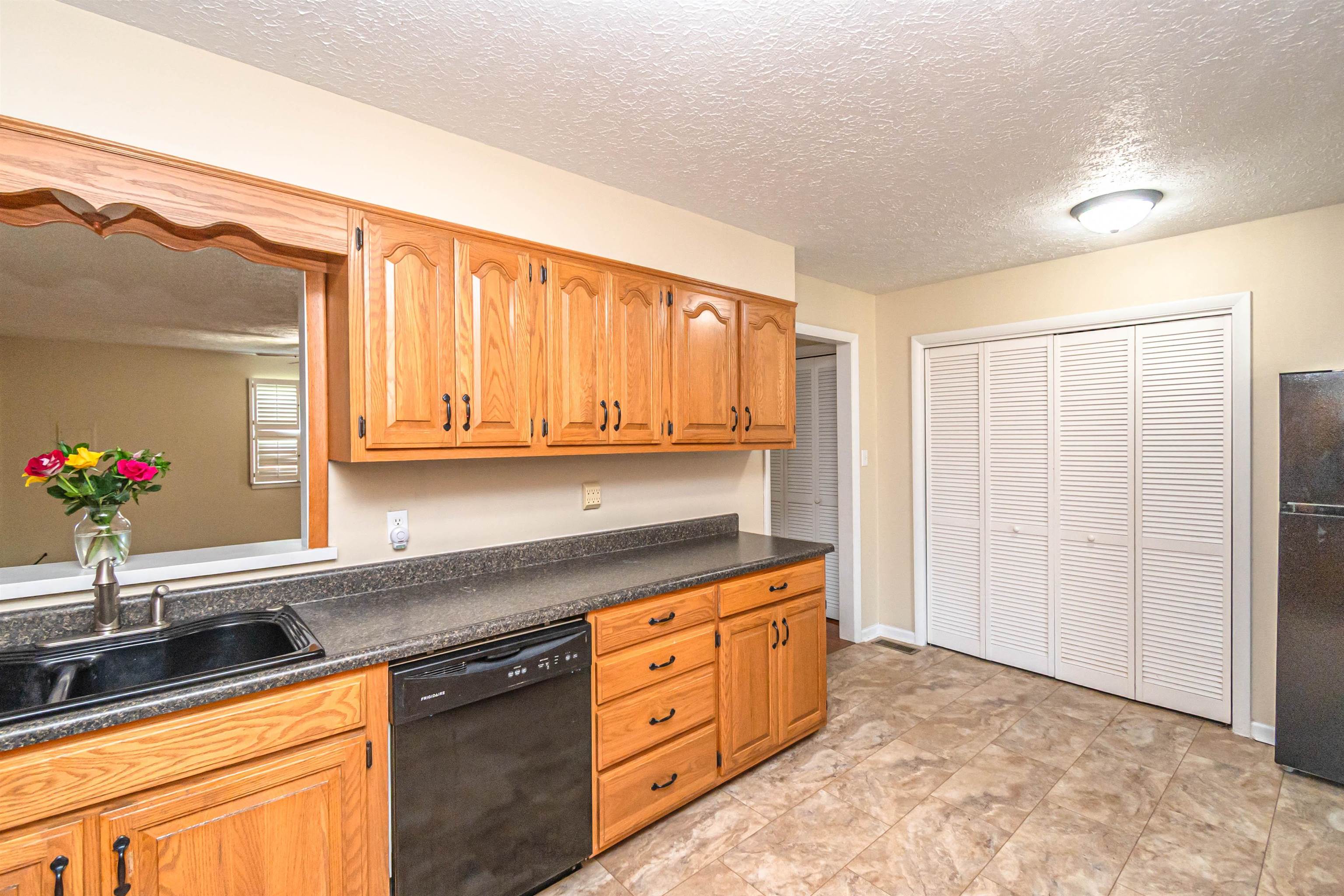 632 Amherst Dr, Owensboro, Kentucky 42303-7301, 4 Bedrooms Bedrooms, ,1 BathroomBathrooms,Single Family Residence,For Sale,Amherst Dr,94963