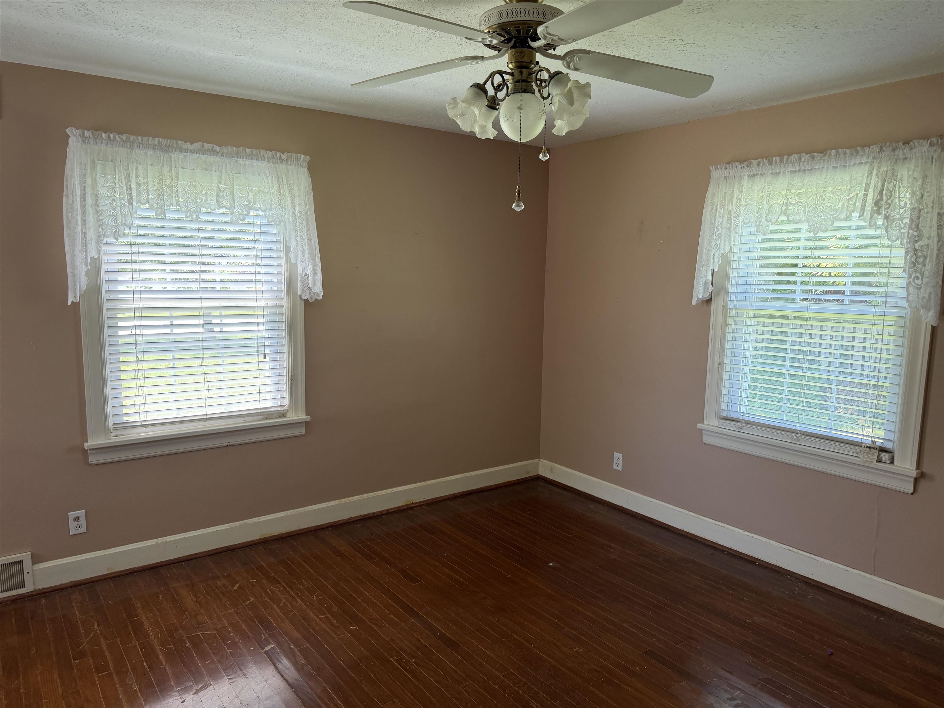 1315 Ford Avenue, Owensboro, Kentucky 42301, 2 Bedrooms Bedrooms, ,2 BathroomsBathrooms,Single Family Residence,For Sale,Ford Avenue,95059