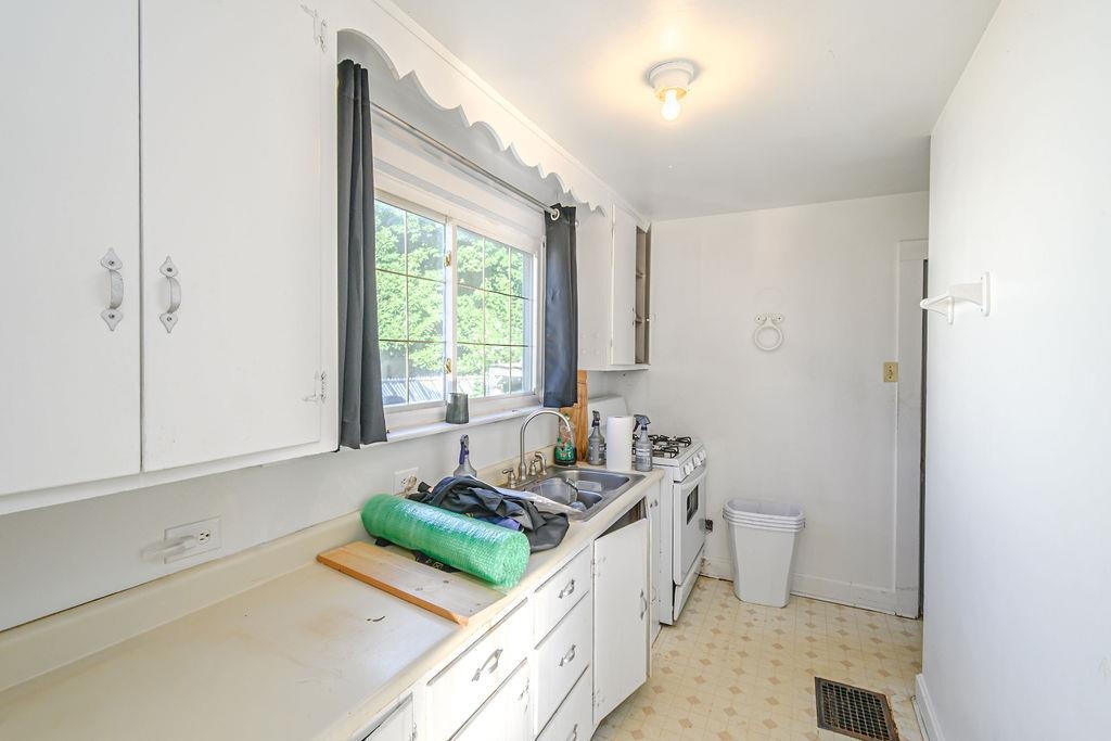 1826 Hughes Ave, Owensboro, Kentucky 42303, 2 Bedrooms Bedrooms, ,1 BathroomBathrooms,Single Family Residence,For Sale,Hughes Ave,95091