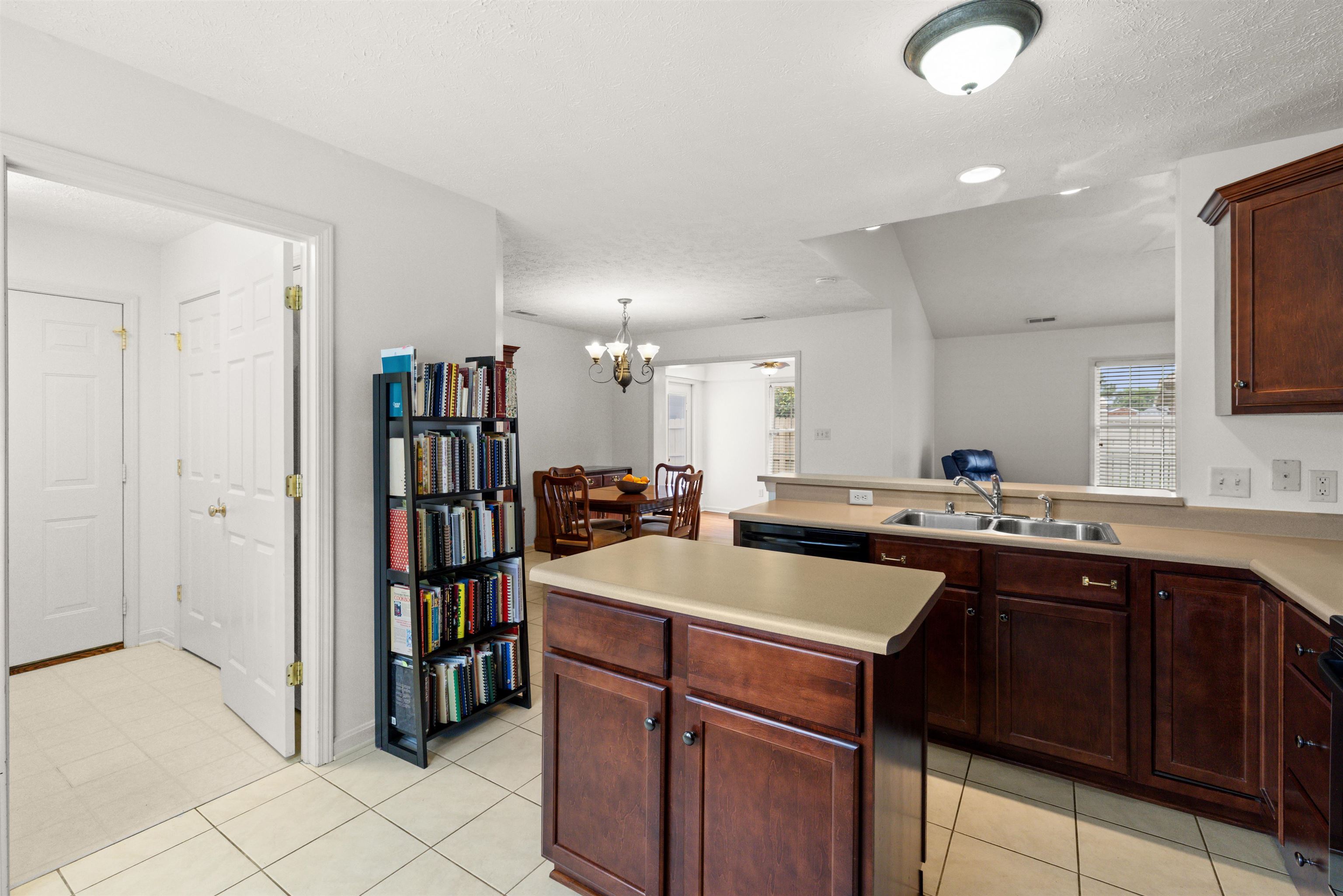 2900 Paddock Place, Owensboro, Kentucky 42301, 2 Bedrooms Bedrooms, ,2 BathroomsBathrooms,Single Family Residence,For Sale,Paddock Place,95265