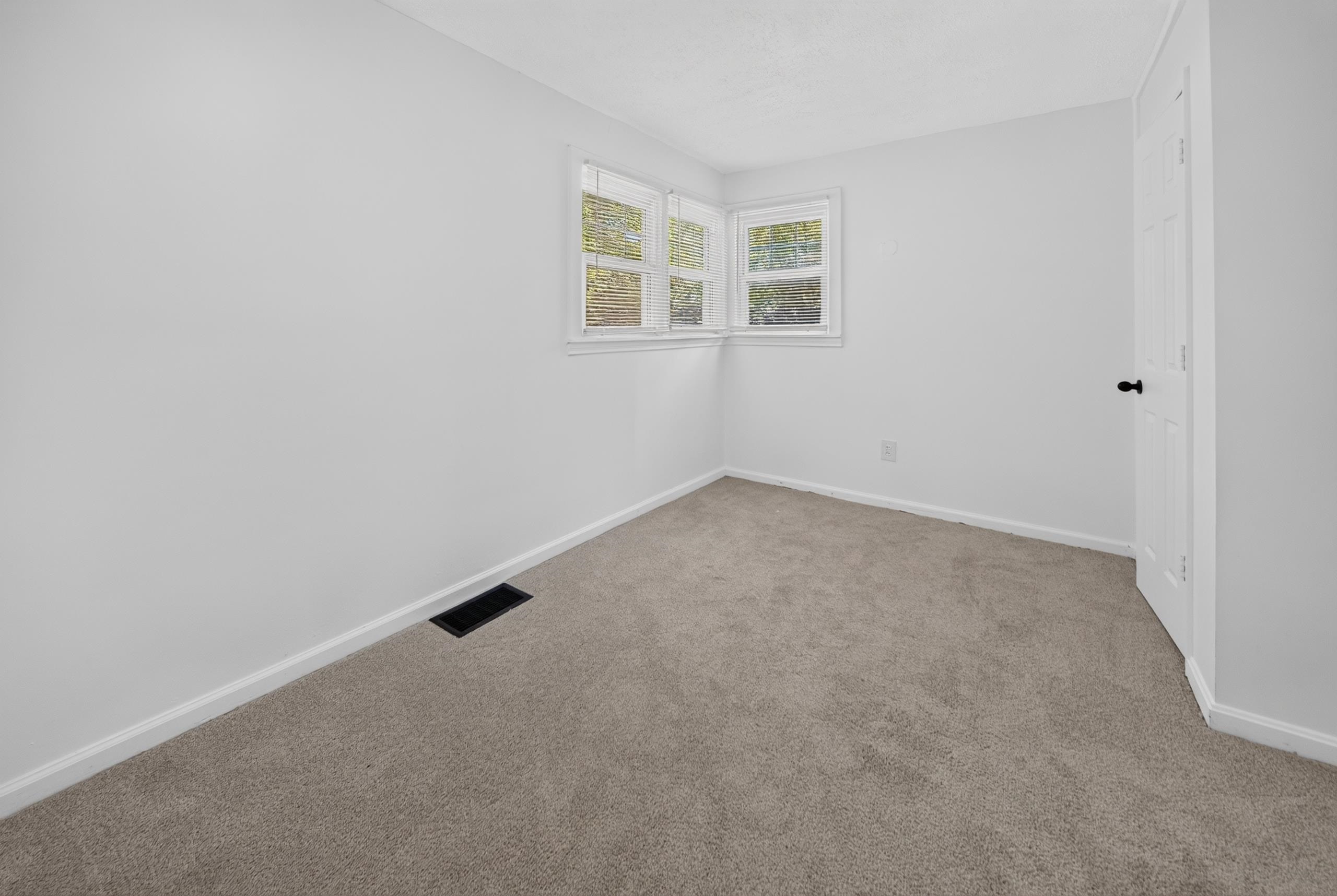 2554 Riverside Dr, Evansville, Indiana 47714, 3 Bedrooms Bedrooms, ,1 BathroomBathrooms,Single Family Residence,For Sale,Riverside Dr,95305