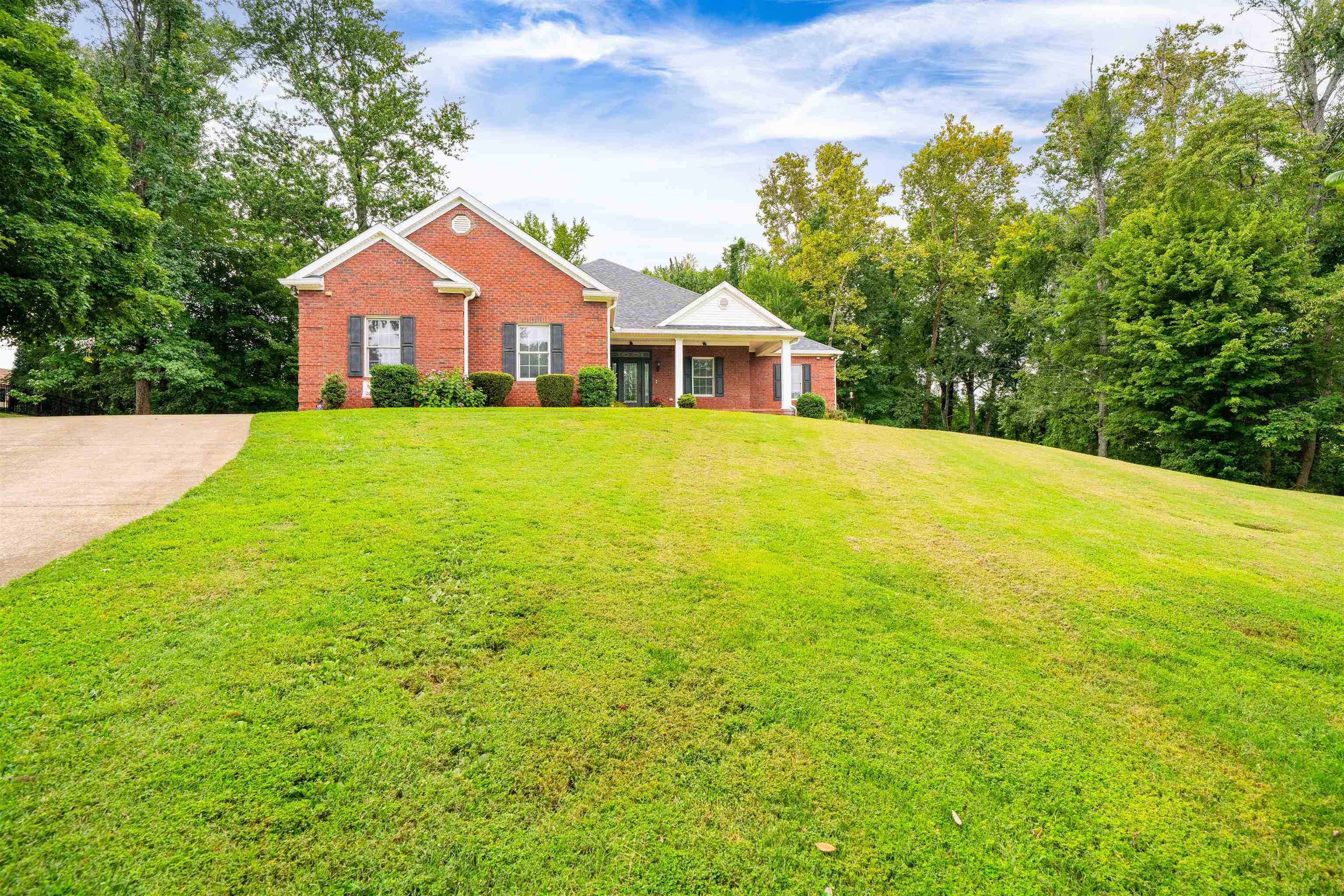 5221 Lanewood Drive, Owensboro, Kentucky 42303, 4 Bedrooms Bedrooms, ,3 BathroomsBathrooms,Single Family Residence,For Sale,Lanewood Drive,95428