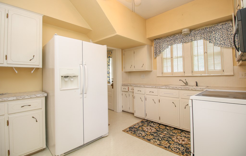 6 Colonial Ct, Henderson, Kentucky 42420, 3 Bedrooms Bedrooms, ,2 BathroomsBathrooms,Single Family Residence,For Sale,Colonial Ct,95442
