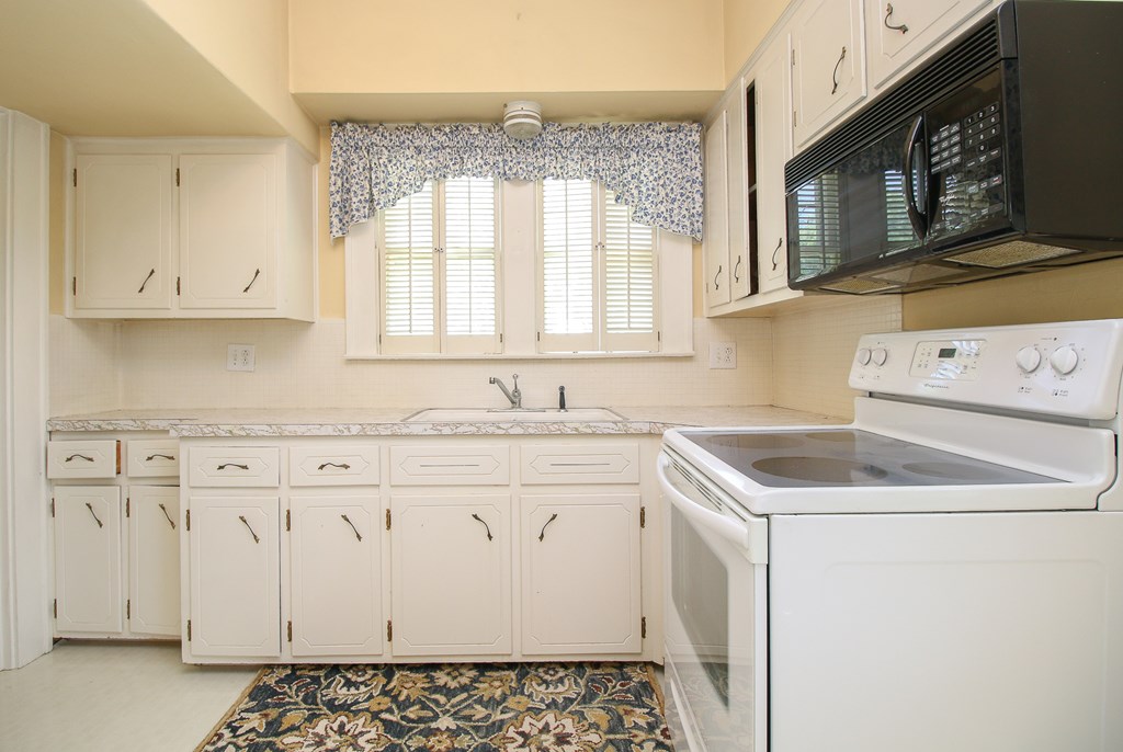 6 Colonial Ct, Henderson, Kentucky 42420, 3 Bedrooms Bedrooms, ,2 BathroomsBathrooms,Single Family Residence,For Sale,Colonial Ct,95442