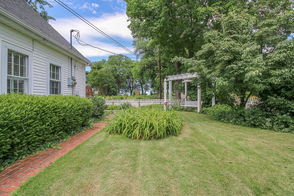 6 Colonial Ct, Henderson, Kentucky 42420, 3 Bedrooms Bedrooms, ,2 BathroomsBathrooms,Single Family Residence,For Sale,Colonial Ct,95442