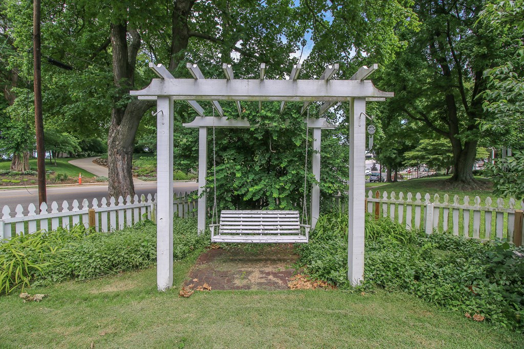 6 Colonial Ct, Henderson, Kentucky 42420, 3 Bedrooms Bedrooms, ,2 BathroomsBathrooms,Single Family Residence,For Sale,Colonial Ct,95442