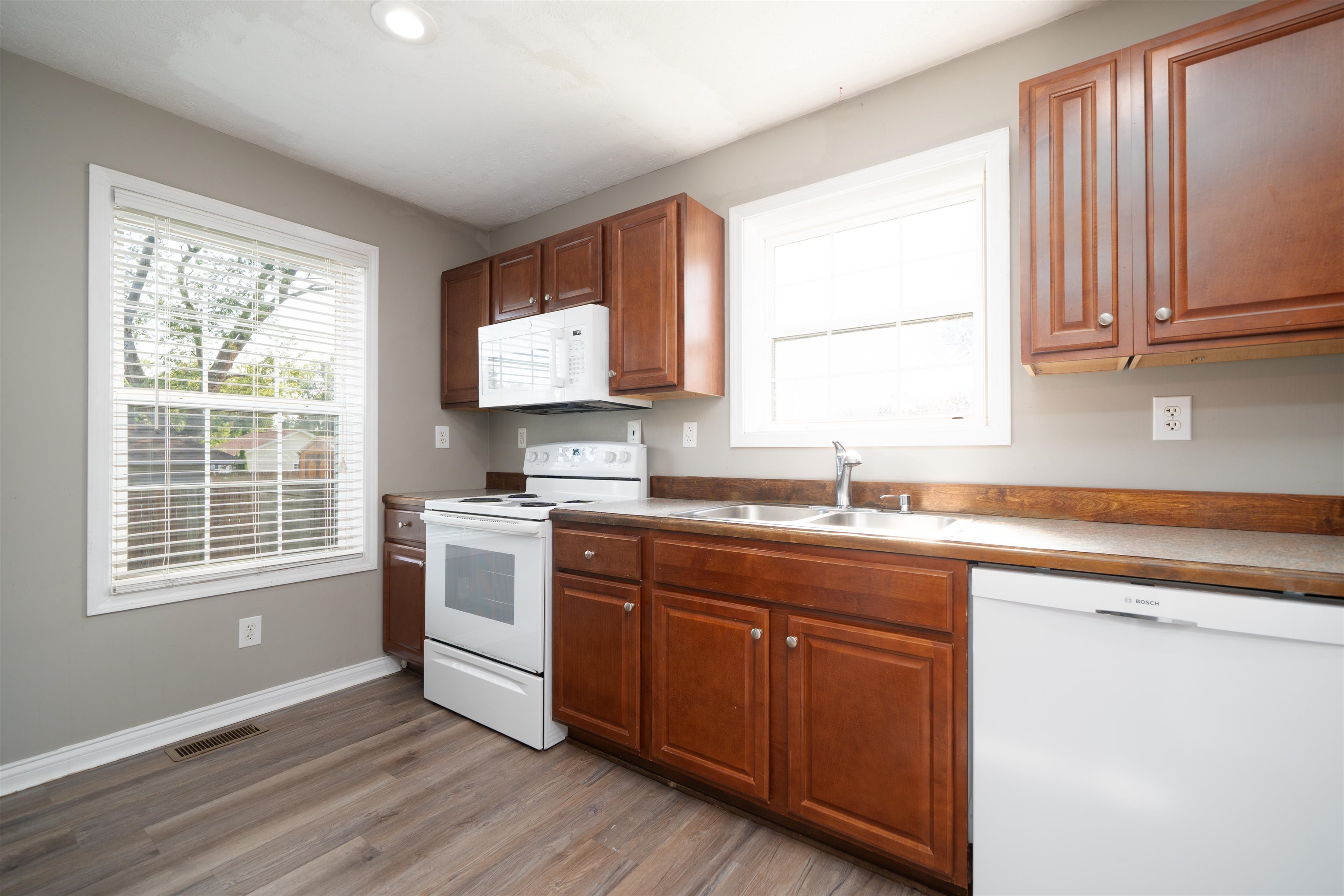 418 7th St, Owensboro, Kentucky 42303, 3 Bedrooms Bedrooms, ,2 BathroomsBathrooms,Single Family Residence,For Sale,7th St,95502