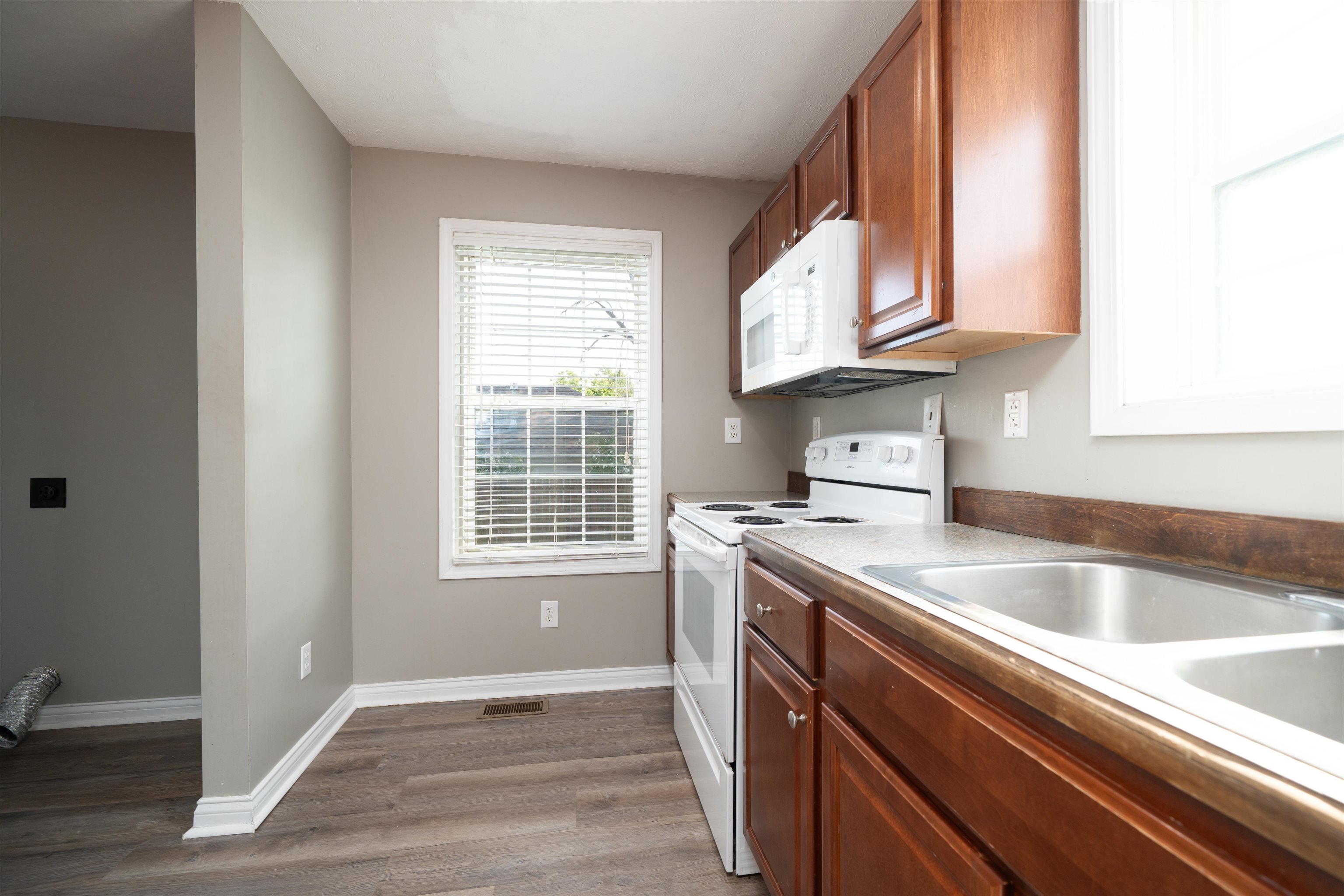418 7th St, Owensboro, Kentucky 42303, 3 Bedrooms Bedrooms, ,2 BathroomsBathrooms,Single Family Residence,For Sale,7th St,95502