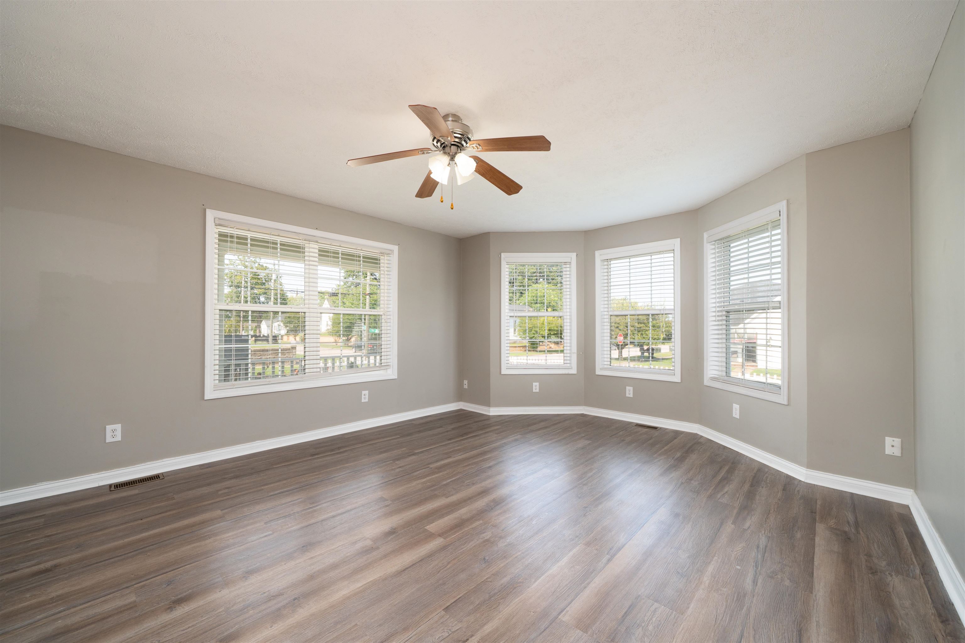 418 7th St, Owensboro, Kentucky 42303, 3 Bedrooms Bedrooms, ,2 BathroomsBathrooms,Single Family Residence,For Sale,7th St,95502