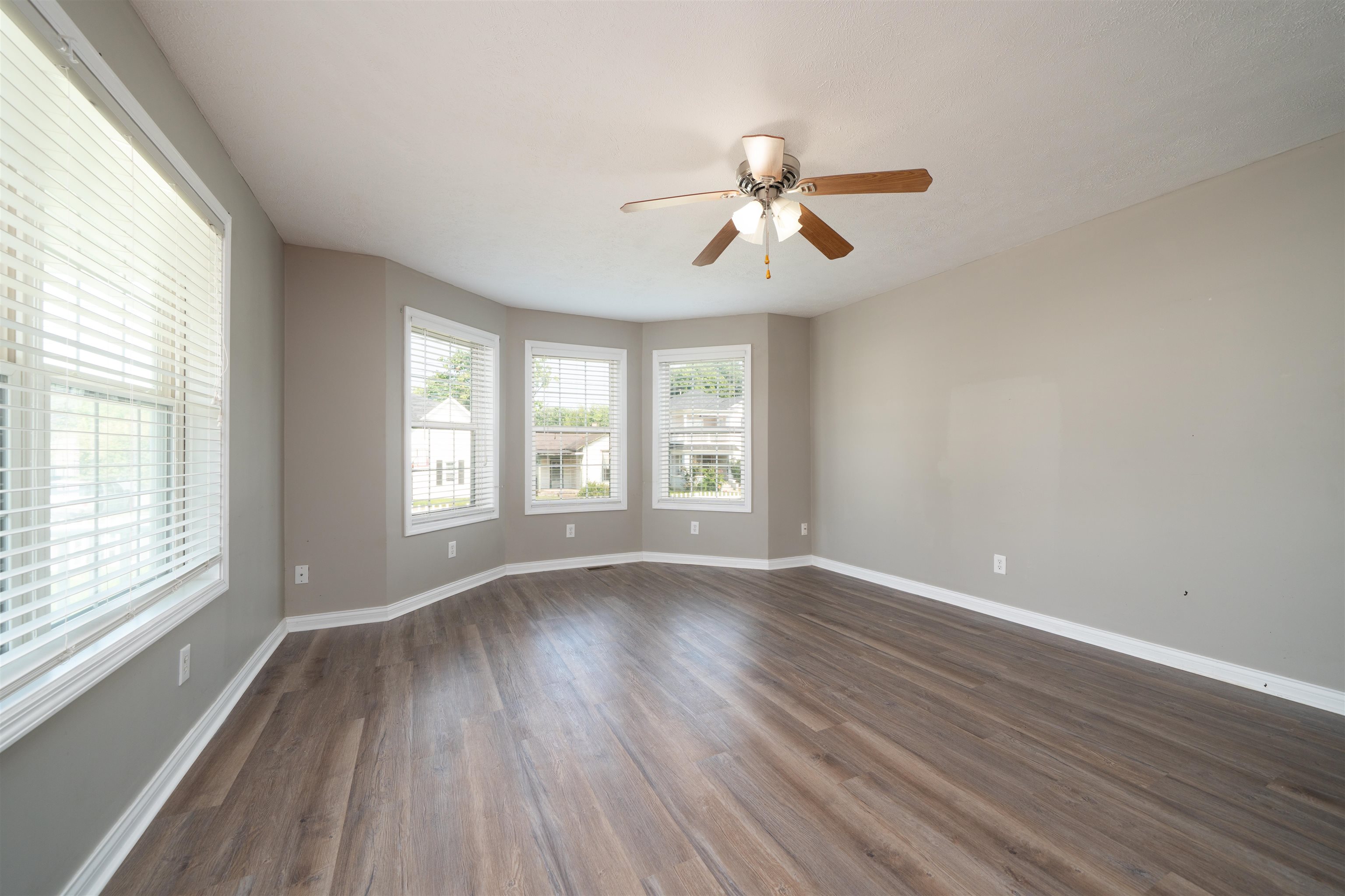 418 7th St, Owensboro, Kentucky 42303, 3 Bedrooms Bedrooms, ,2 BathroomsBathrooms,Single Family Residence,For Sale,7th St,95502