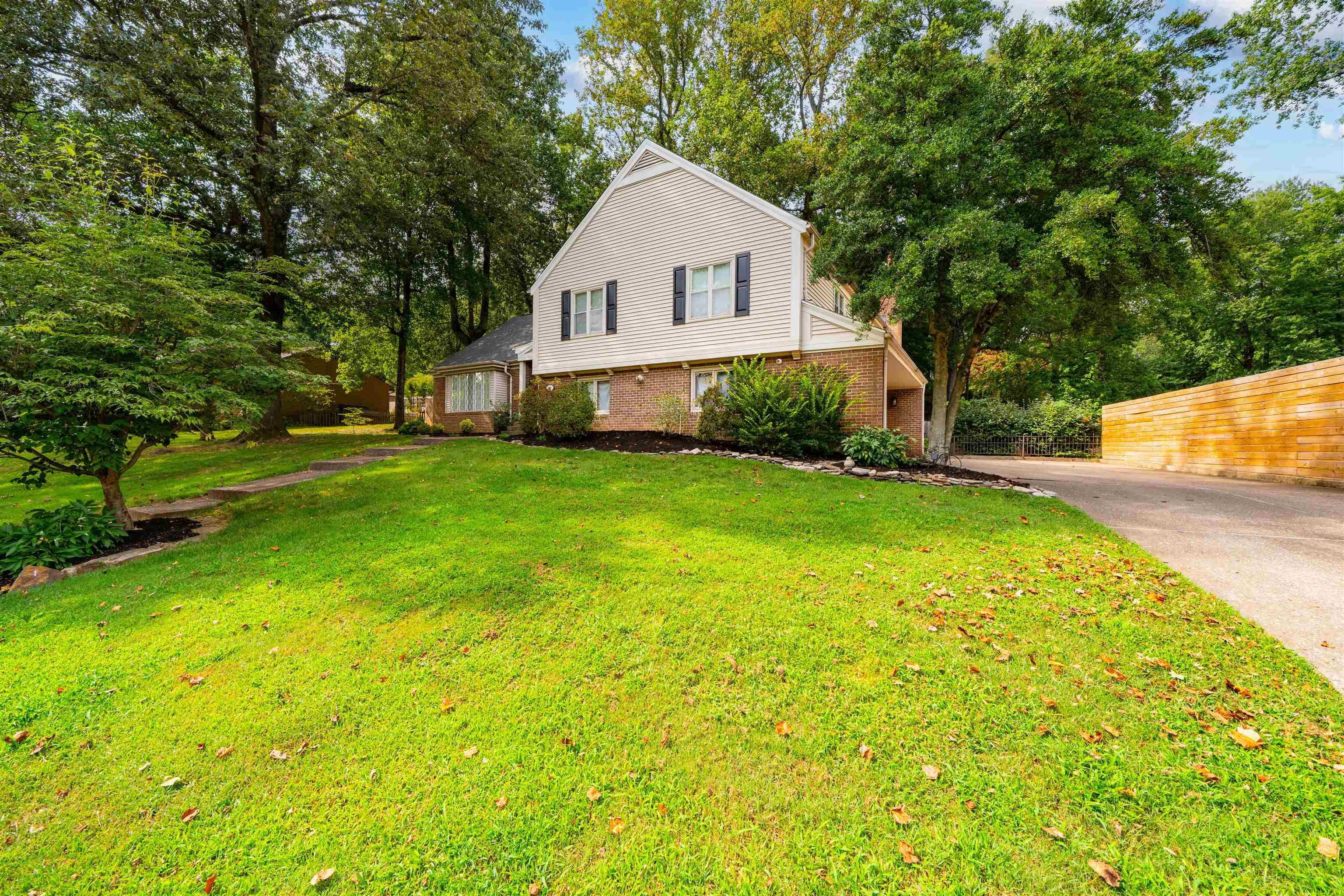 1411 Woodbridge Trail, Owensboro, Kentucky 42303, 4 Bedrooms Bedrooms, ,3 BathroomsBathrooms,Single Family Residence,For Sale,Woodbridge Trail,95510