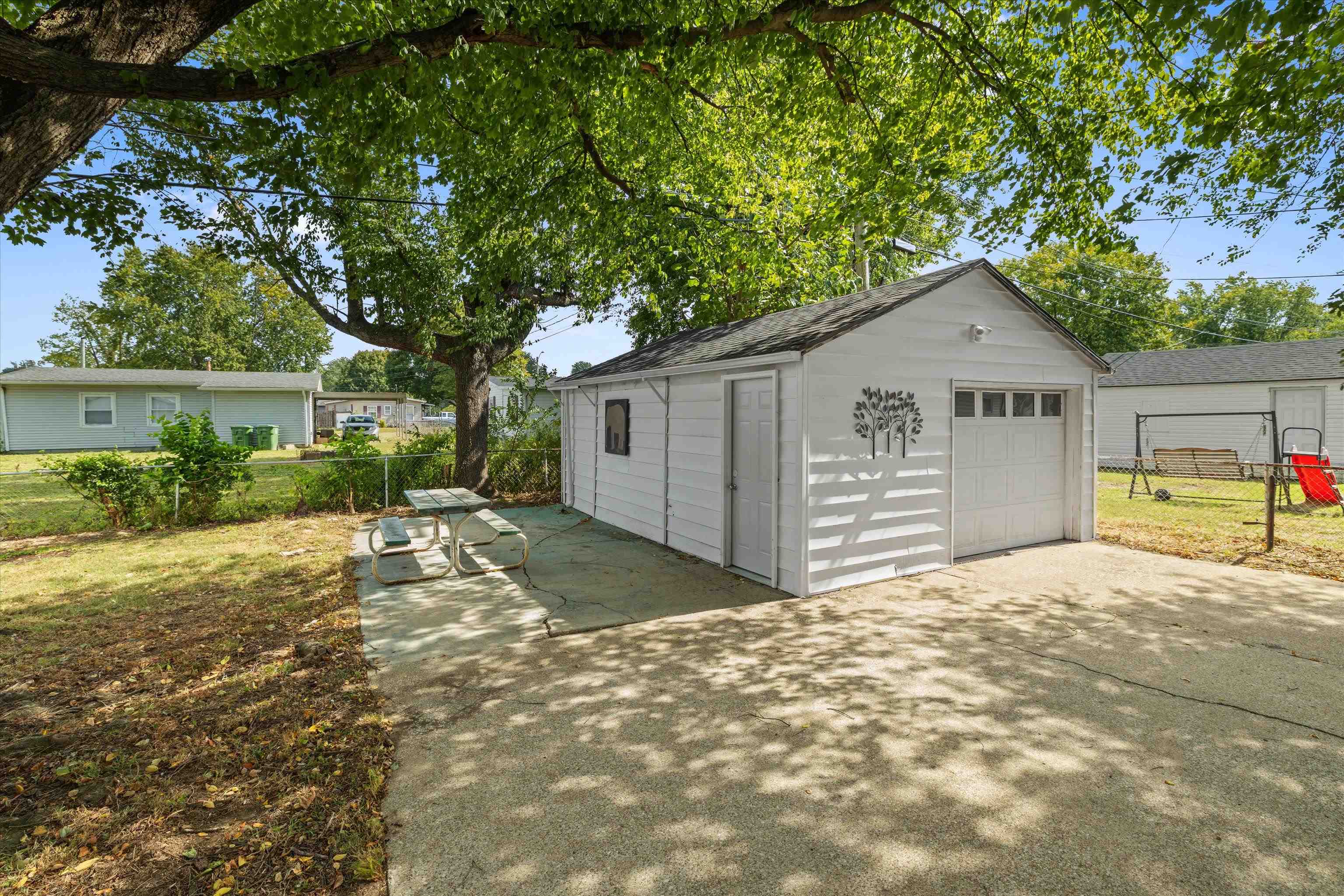 521 Jeff Place, Owensboro, Kentucky 42301, 2 Bedrooms Bedrooms, ,1 BathroomBathrooms,Single Family Residence,For Sale,Jeff Place,95576