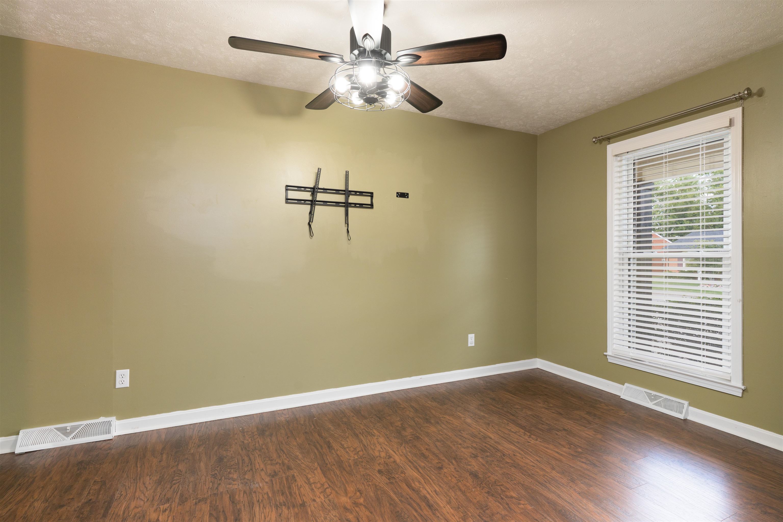 3868 Thresher St, Owensboro, Kentucky 42301, 3 Bedrooms Bedrooms, ,1 BathroomBathrooms,Single Family Residence,For Sale,Thresher St,95646
