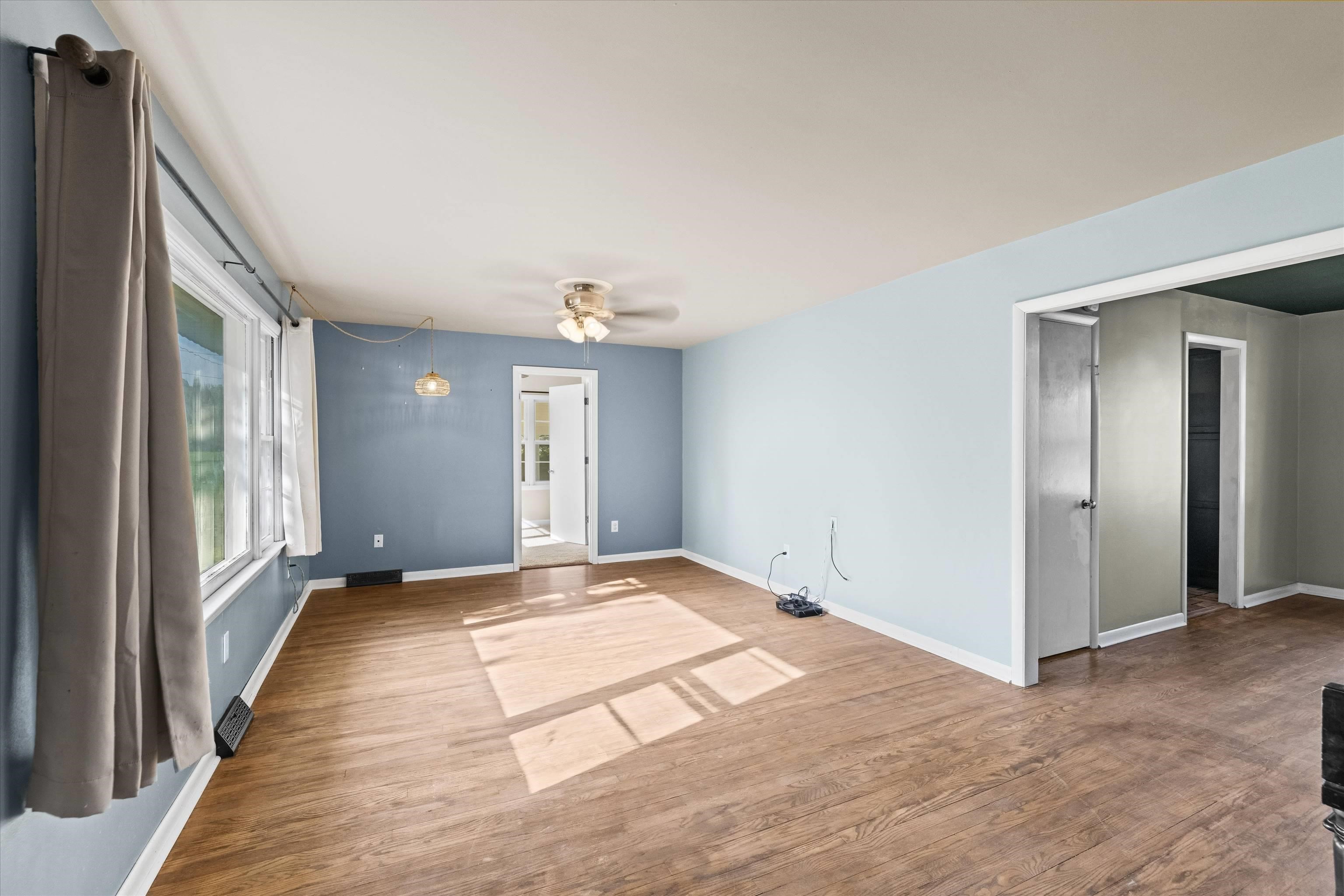 220 s poplar, Morganfield, Kentucky 42437, 4 Bedrooms Bedrooms, ,2 BathroomsBathrooms,Single Family Residence,For Sale,s poplar,95788