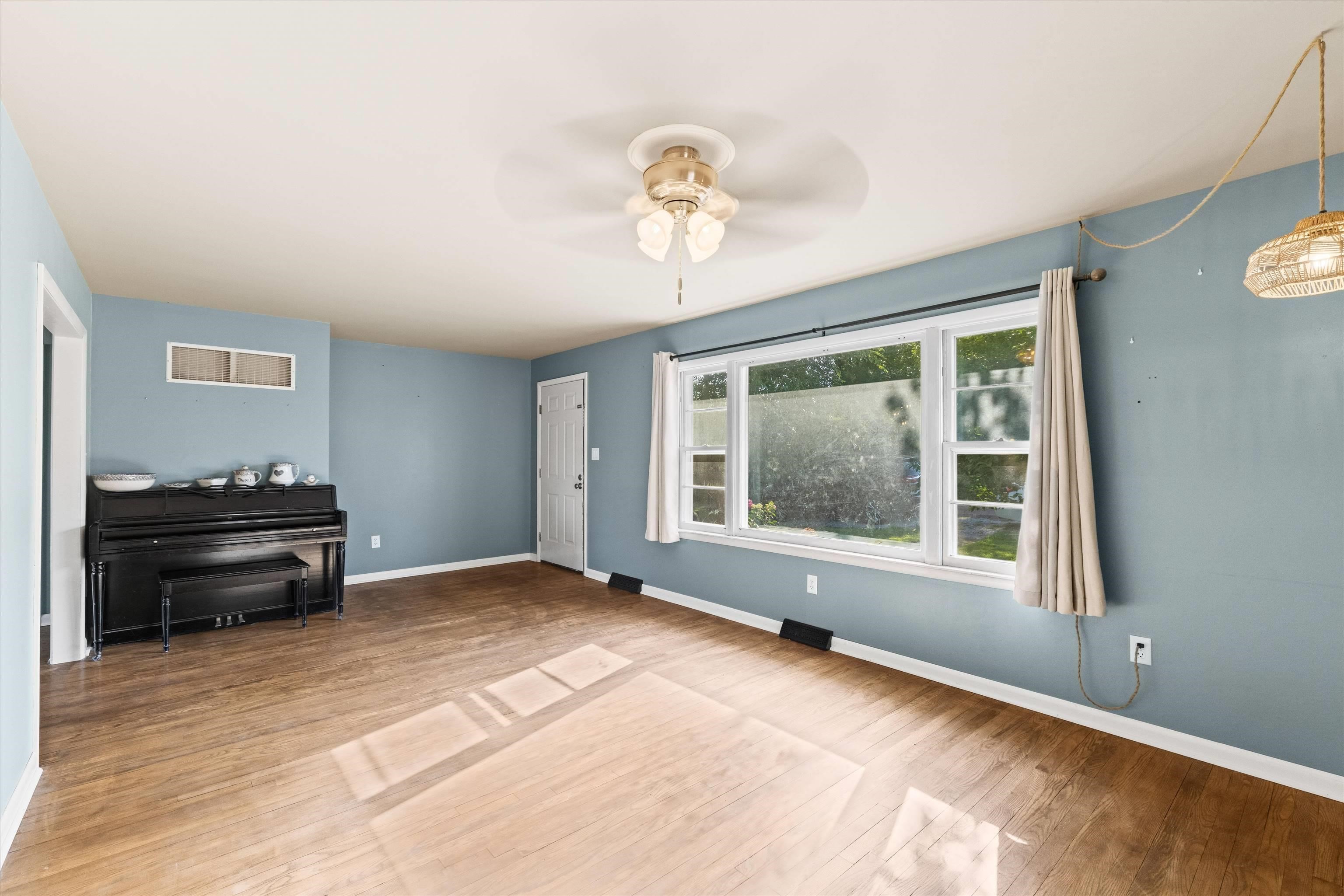 220 s poplar, Morganfield, Kentucky 42437, 4 Bedrooms Bedrooms, ,2 BathroomsBathrooms,Single Family Residence,For Sale,s poplar,95788