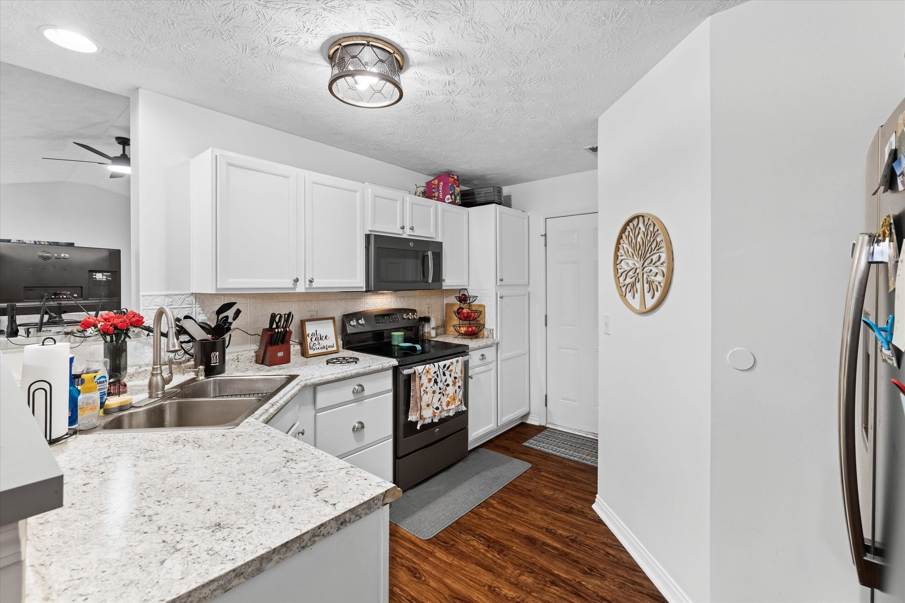 2944 Avenue of The Parks, Owensboro, Kentucky 42303, 3 Bedrooms Bedrooms, ,2 BathroomsBathrooms,Single Family Residence,For Sale,Avenue of The Parks,95936