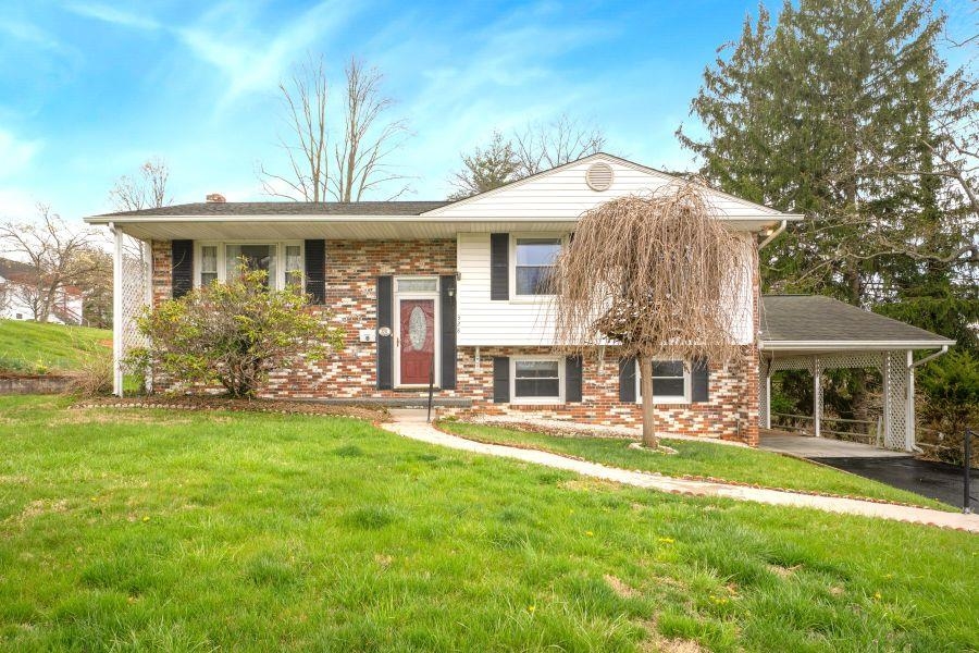 Beautiful Split-foyer in Pearisburg. Amazing mountain view!  Close to many amenities. Heat pump new in August 2025! Formal Living RM. Nice Kitchen w/lots of cabinet space! Huge Family RM. Nice Office space. Att Carport w/paved drive.