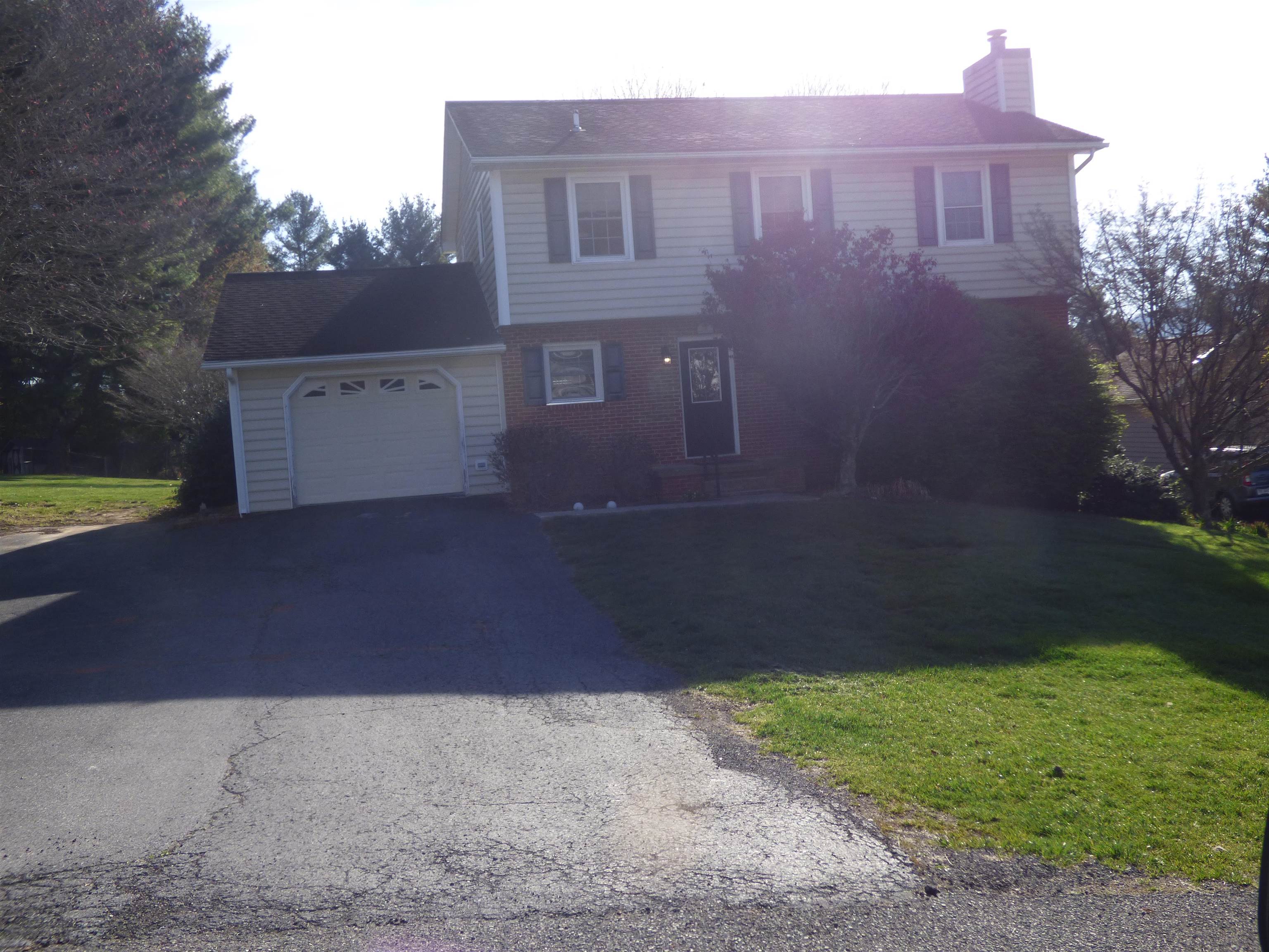 Nice 4 bed 2.5 bath house in the country club.