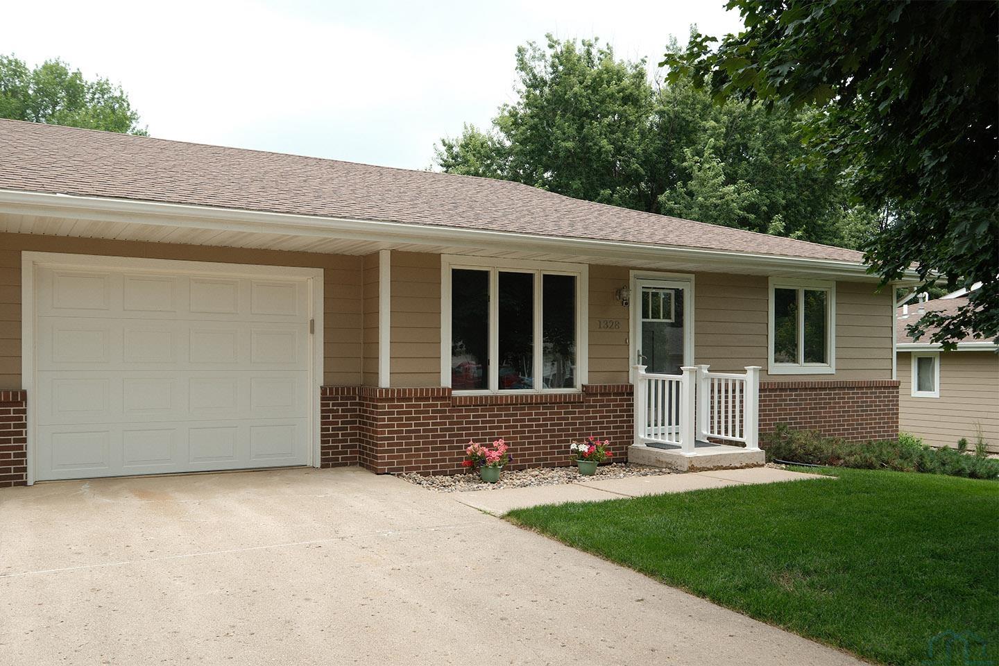 1328 1st Ave SE, Sioux Center, IA 51250 