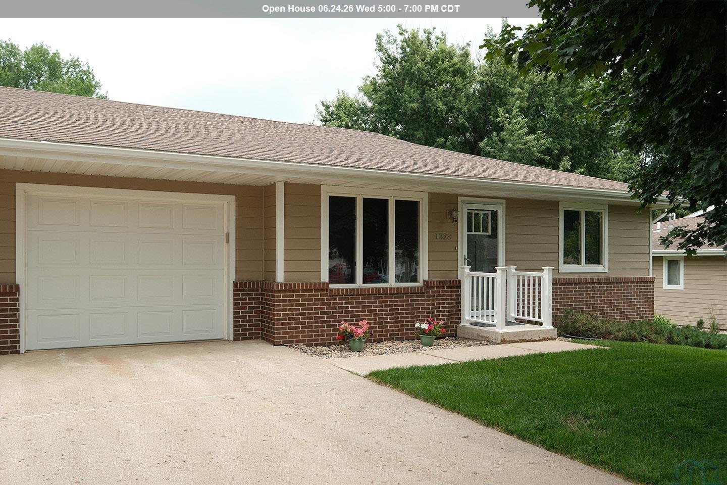 1328 1st Ave SE, Sioux Center, IA 51250 