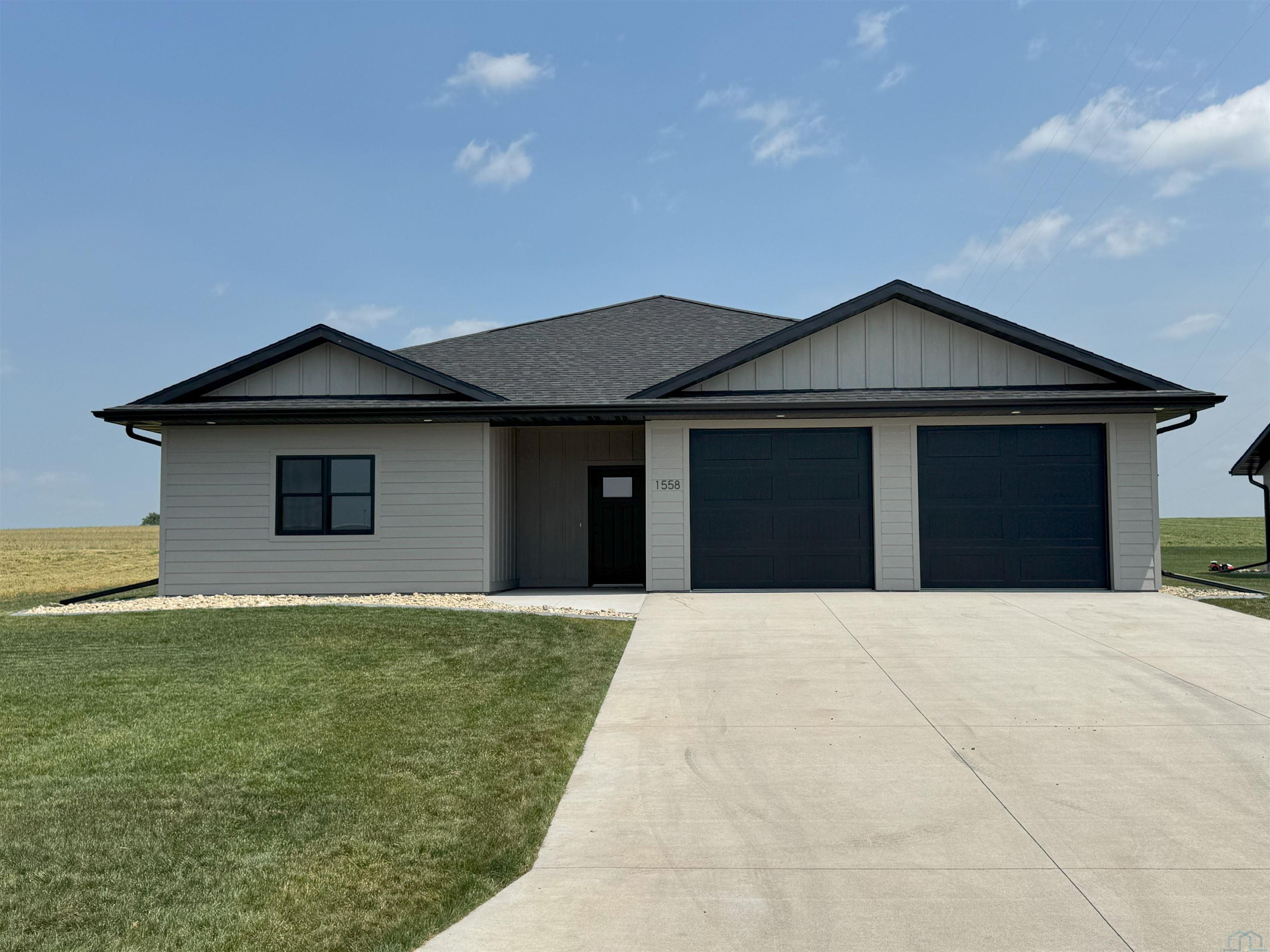 1558 11TH AVE NE, Sioux Center, IA 51250 