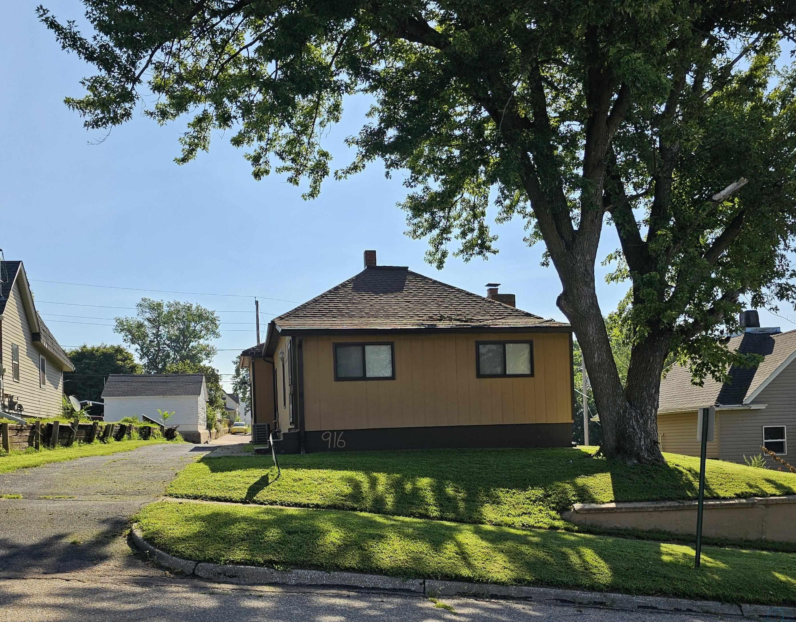 916 Helen Street S, Sioux City, IA 51106 