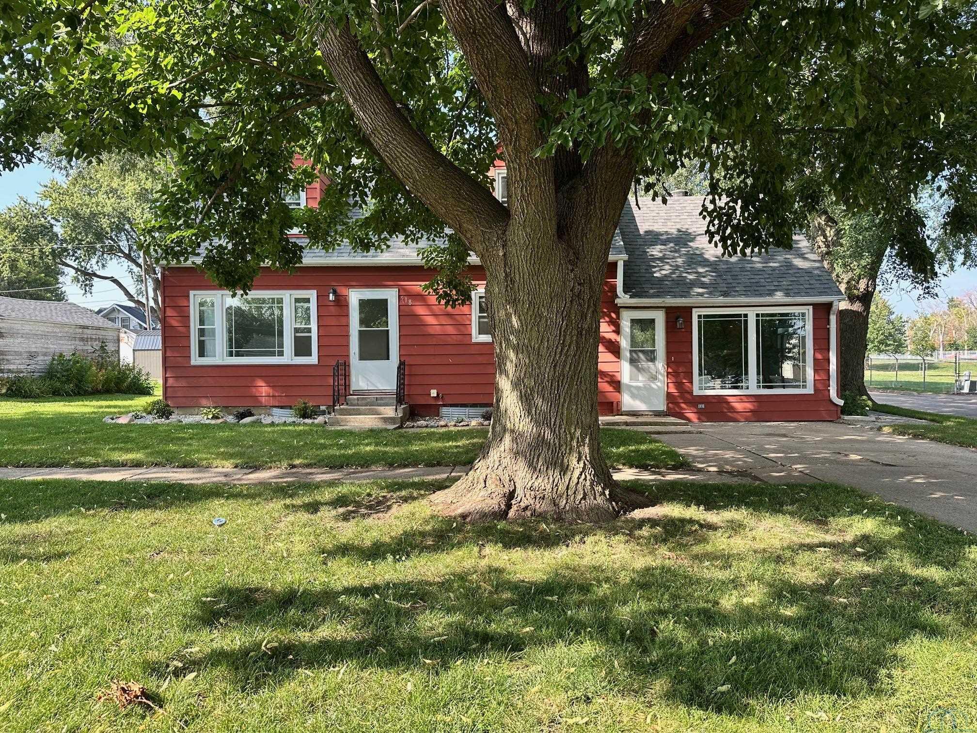 518 Harrison Street E, Holstein, IA 51025 